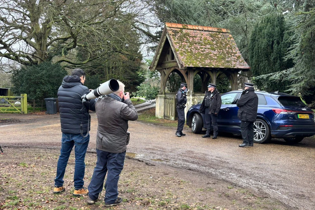 Polizeibeamte bewachen den Eingang zum königlichen Anwesen in Sandringham nach det Festnahme von Andrew Mountbatten-Windsor. 