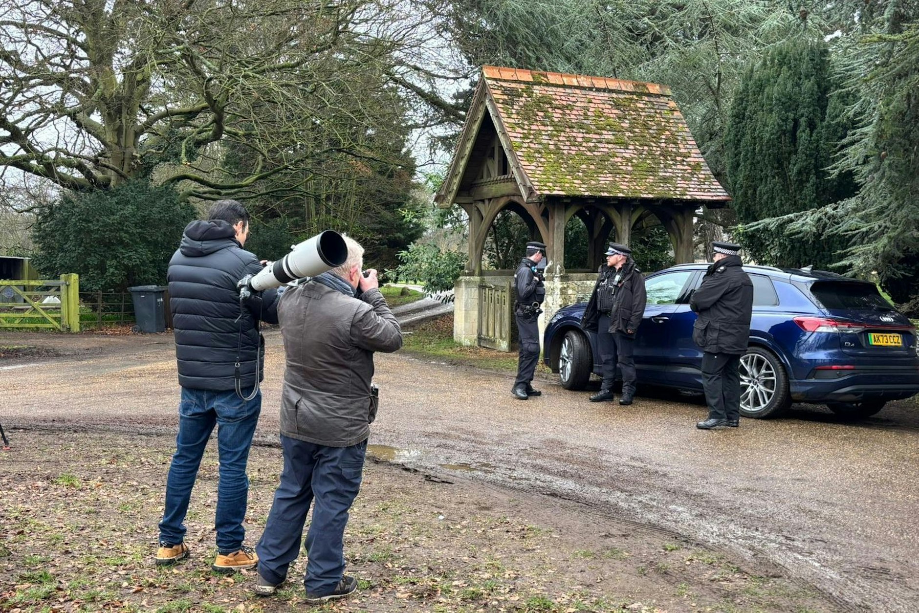 Polizeibeamte bewachen den Eingang zum königlichen Anwesen in Sandringham nach det Festnahme von Andrew Mountbatten-Windsor.
