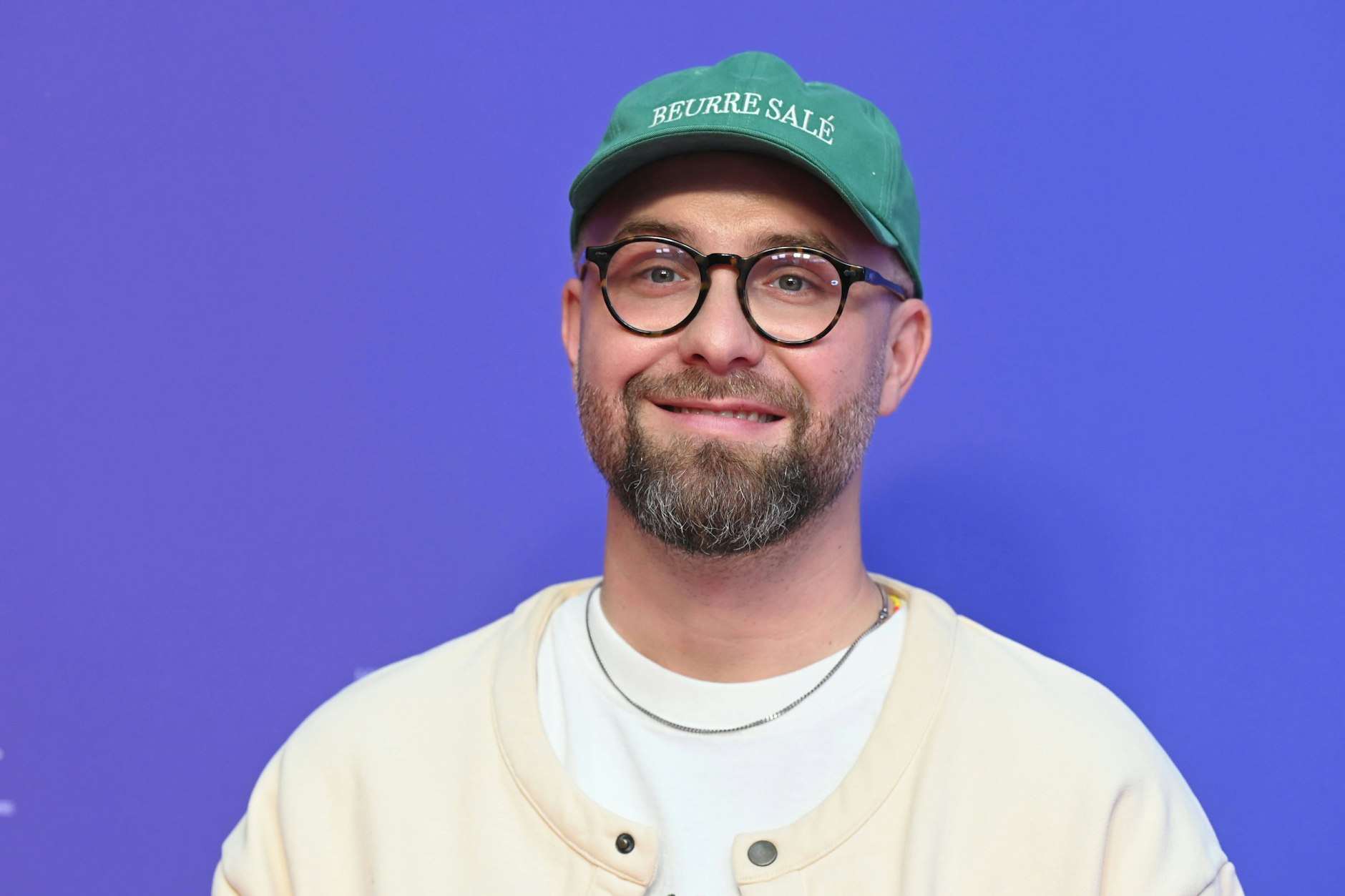 Sänger Mark Forster greift für ein Instagram-Video zu Stricknadeln.