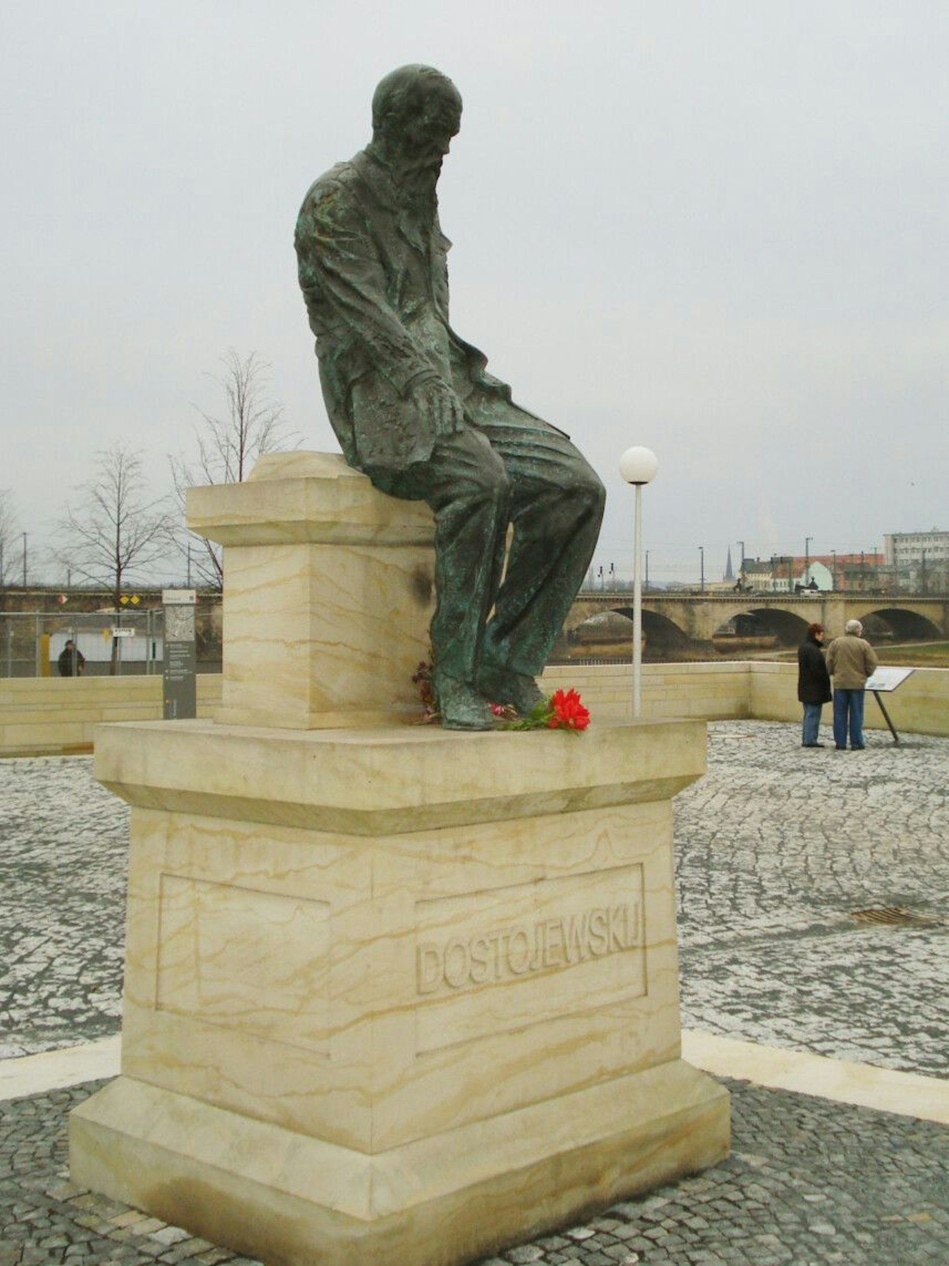 Das Dostojewski-Denkmal auf dem ursprünglichen Standort am Ostra-Ufer vor der Demontage