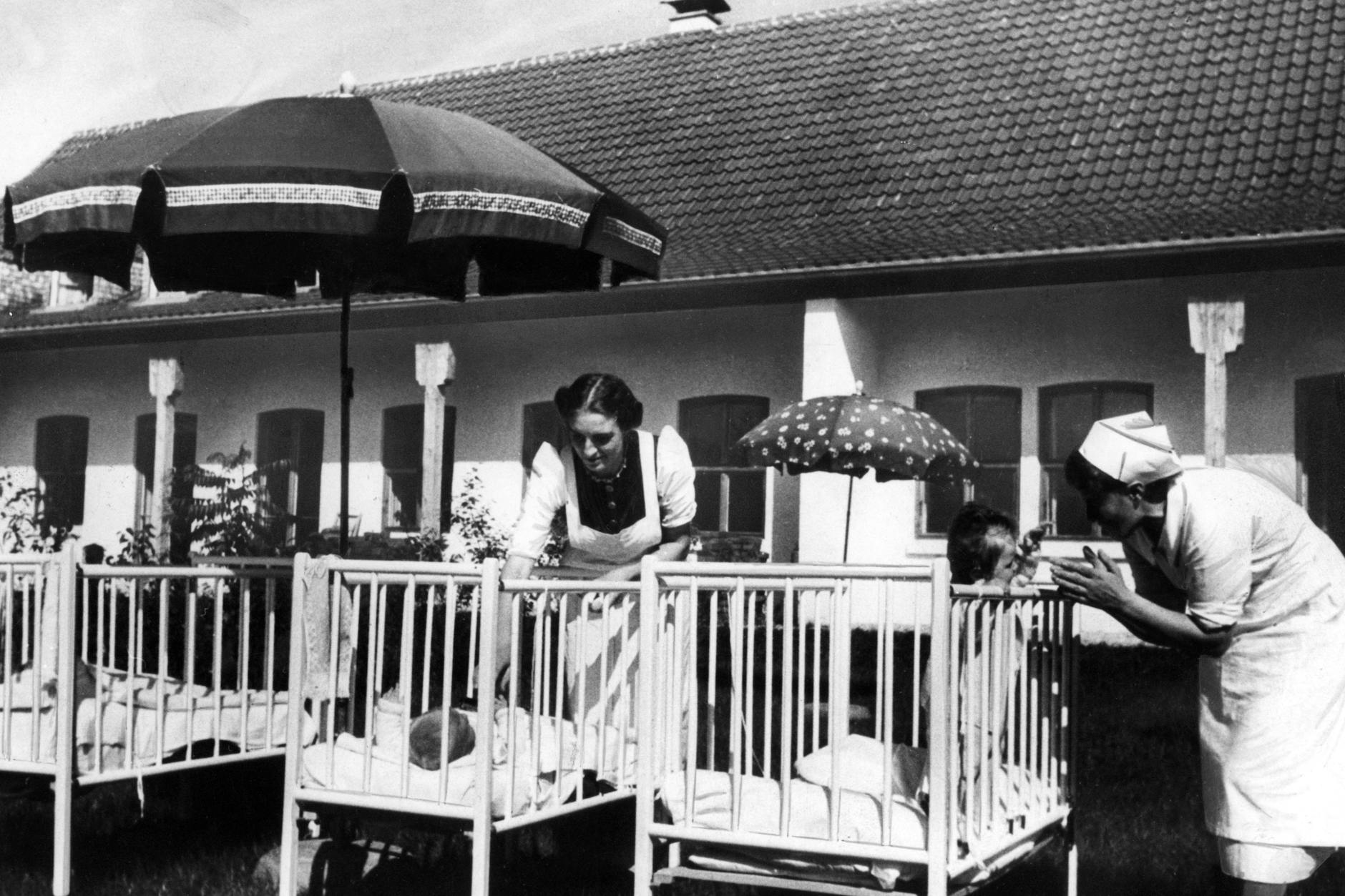 Das Foto zeigt eines der Mütterheime des von der SS unterhaltenen Vereins "Lebensborn" in Steinhöring bei Ebersberg in Oberbayern. Der Lebensborn, nach dem Krieg wegen seiner rassenpolitischen Verschleppungsaktion fremder Kinder stark angefeindet, war ursprünglich als Entbindungsheim für uneheliche Mütter gegründet worden. (Aufnahmedatum: 01.01.1940-31.12.1940)