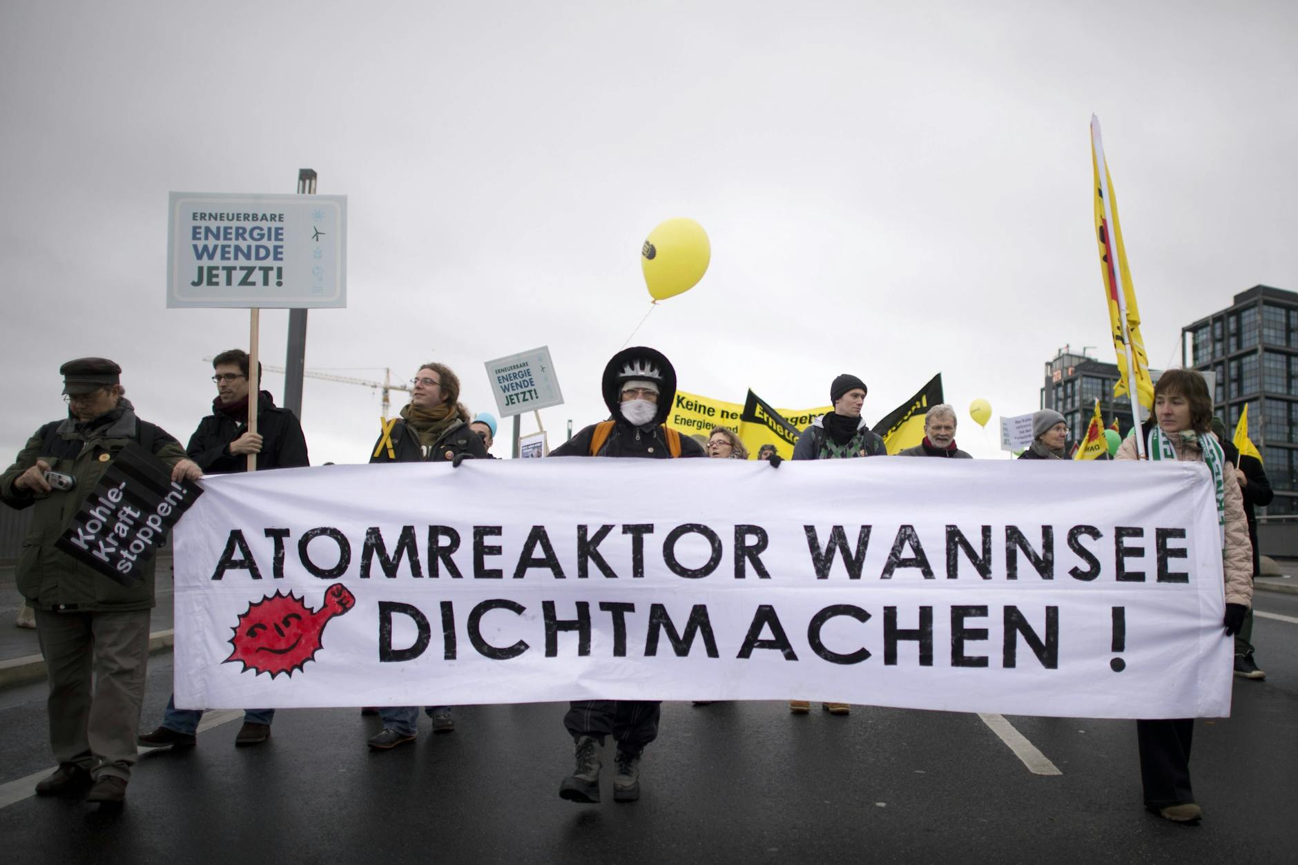 Demonstranten mit dem Transparent „Atomreaktor Wannsee dichtmachen!“ auf einer Demonstration 2013.
