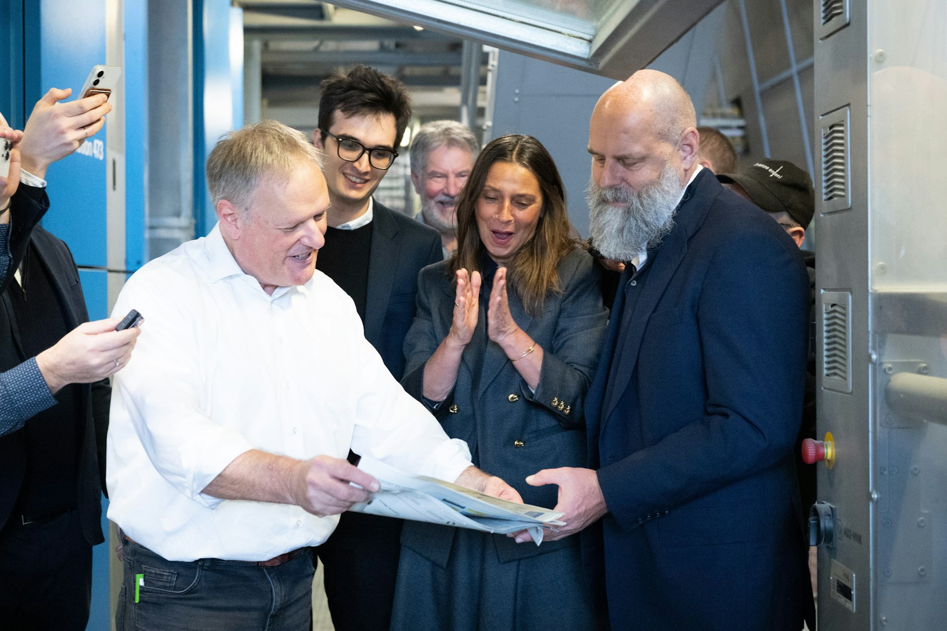 Volker Klaes (l-r), Geschäftsführer Dresdner Verlagshaus Druck GmbH, Dorian Baganz, Chefredakteur, Silke Friedrich und ihr Ehemann Holger Friedrich, Verleger der „Berliner Zeitung“, begutachten in der Druckerei die erste Ausgabe der „Ostdeutschen Allgemeine Zeitung“. Ab dem 20. Februar 2026 will die „Ostdeutsche Allgemeine Zeitung“ mit einer Auflage von rund 43.000 Exemplaren Stimmen aus dem Osten stärker in den Fokus rücken. 