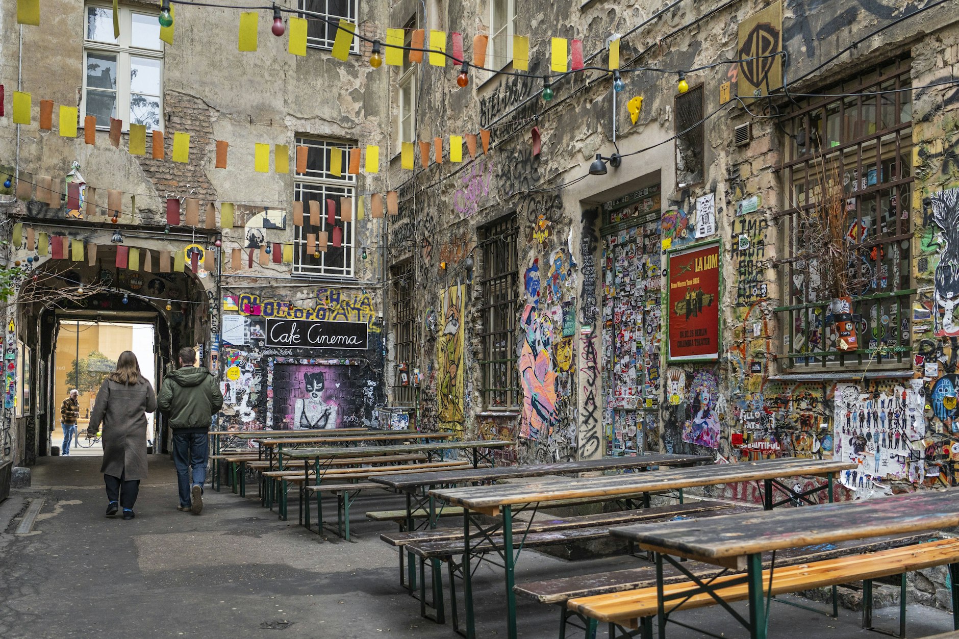 Bei Touristen sehr beliebt ist dieser Hackesche Hof in der Rosenthaler Straße in Berlin-Mitte.