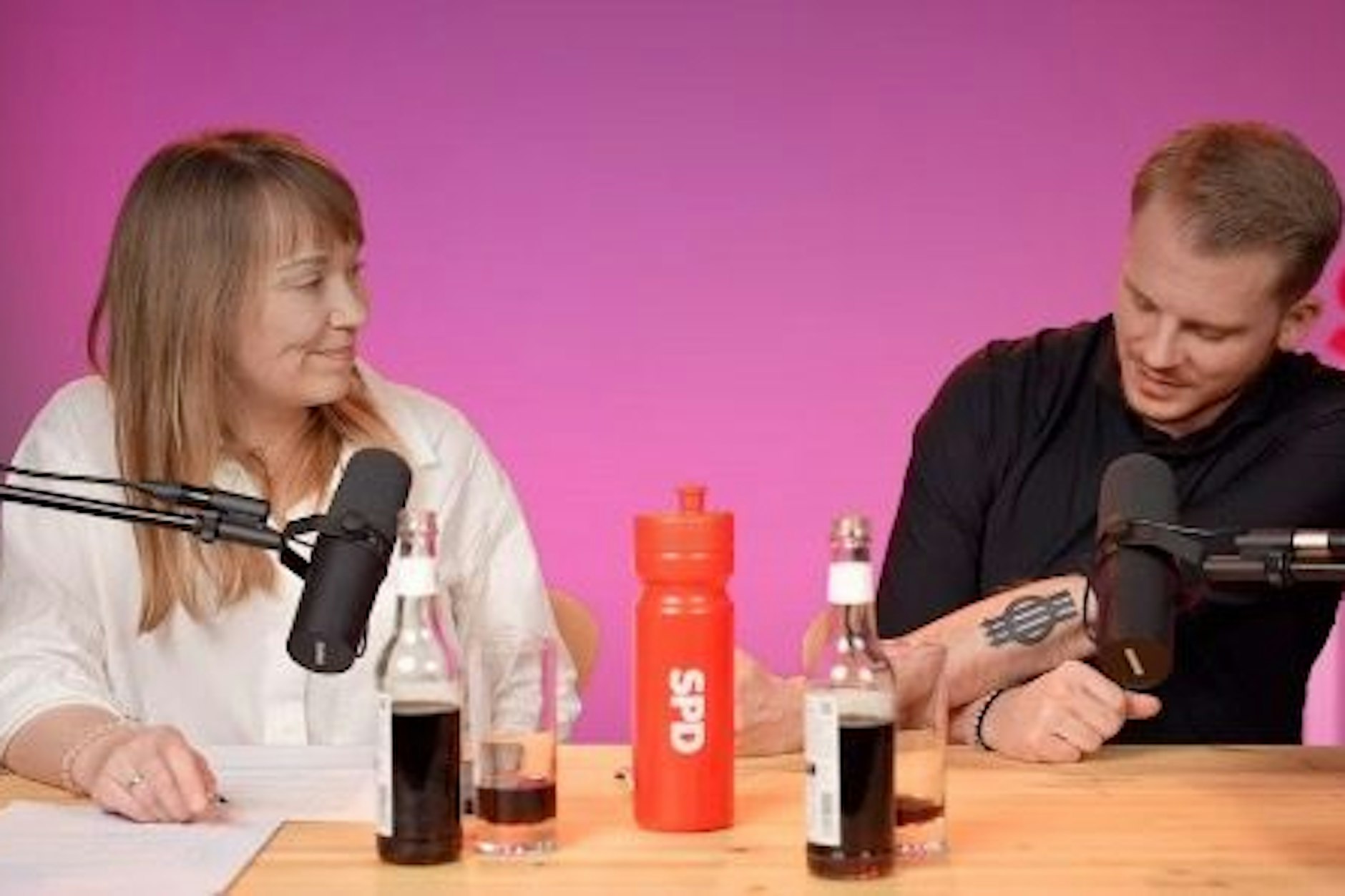 Tim Klüssendorf spricht über die drei Pfeile auf seinem Unterarm.