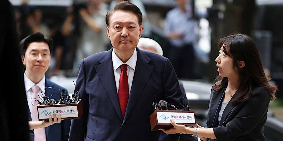 Der ehemalige südkoreanische Präsident Yoon Suk Yeol (M) trifft am Gericht ein
