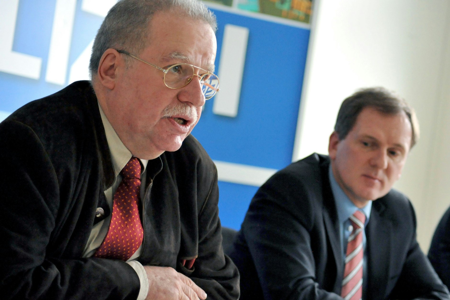 Gerd Schnittcher (l.) in einer Pressekonferenz, in der er über die Aufklärung des Sexualmordes an Andrea Steffen informierte.