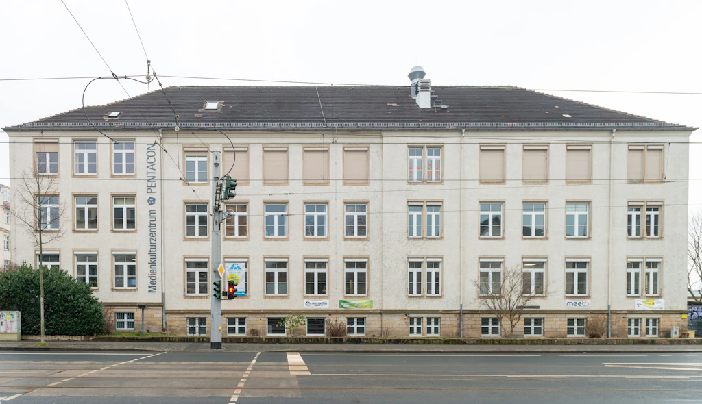 Im ehemaligen Pentacon-Klubhaus in der Schandauer Straße in Dresden arbeitet die Redaktion der Ostdeutschen Allgemeinen Zeitung.