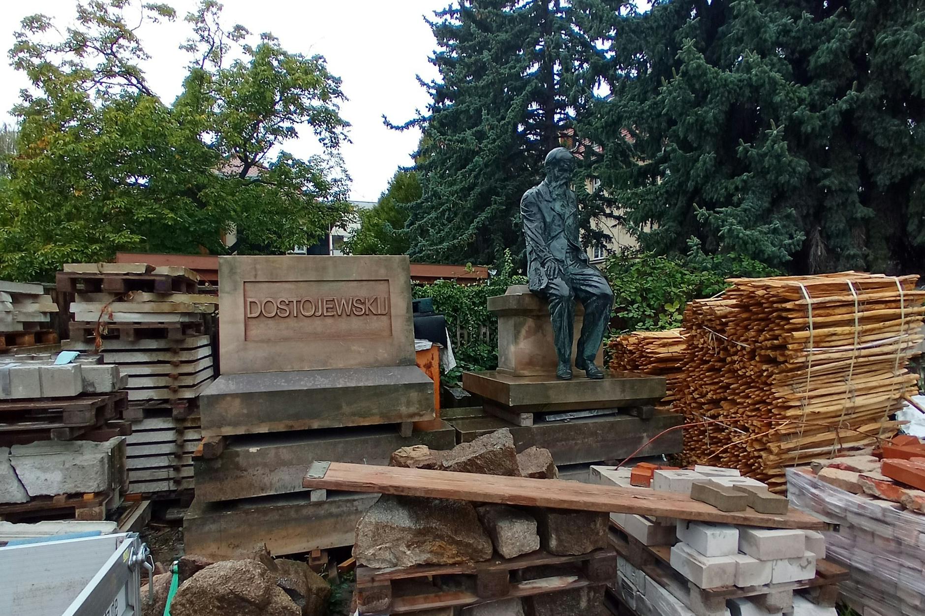 Das demontierte Dostojewski-Denkmal befindet sich derzeit auf dem Gelände der Steinmetzwerkstatt Paul Hempel in Dresden.