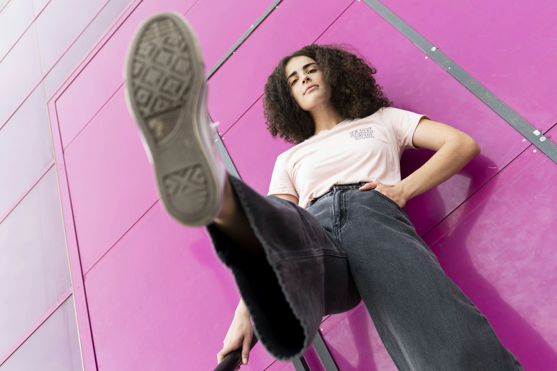 Seltsamer Fetisch: Am Bahnhof Aschaffenburg leckt ein Mann die Schuhsohlen von Reisenden ab. Die Polizei sucht den Täter.