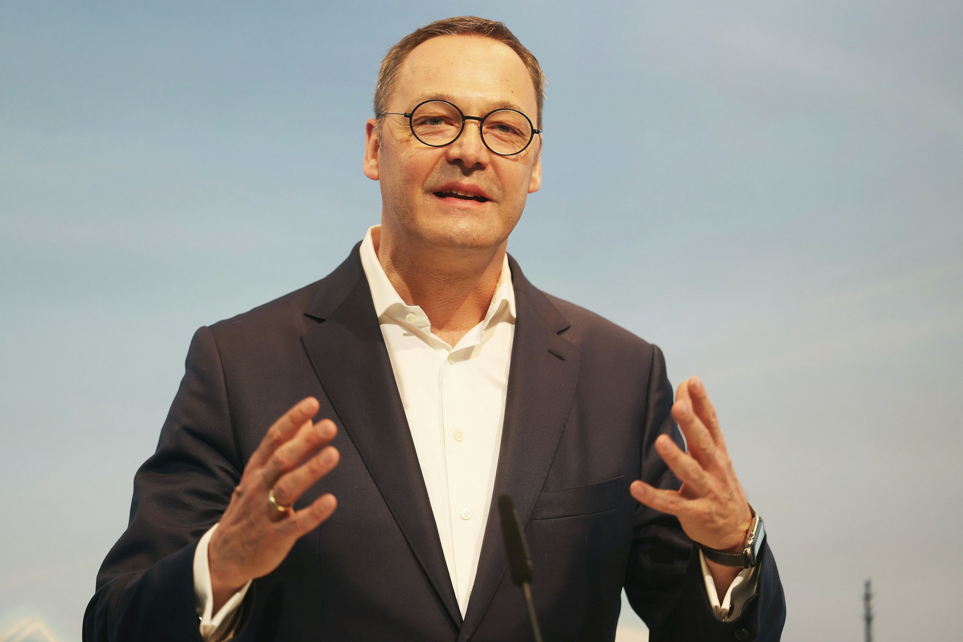 Der Vorstandvorsitzende der DB Cargo, Bernhard Osburg, kündigte einen drastischen Stellenabbau an.