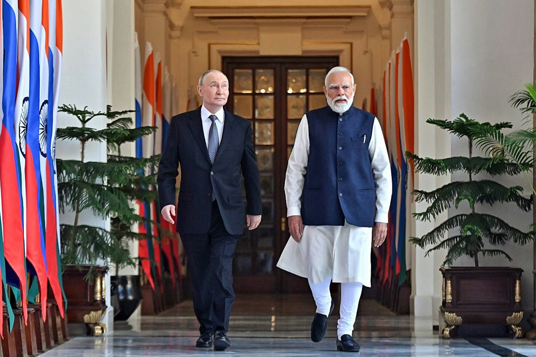 Indiens Premierminister Narendra Modi (r.) und Russlands Präsident Wladimir Putin beim 23. Indien-Russland-Gipfel im Hyderabad House in Neu-Delhi.