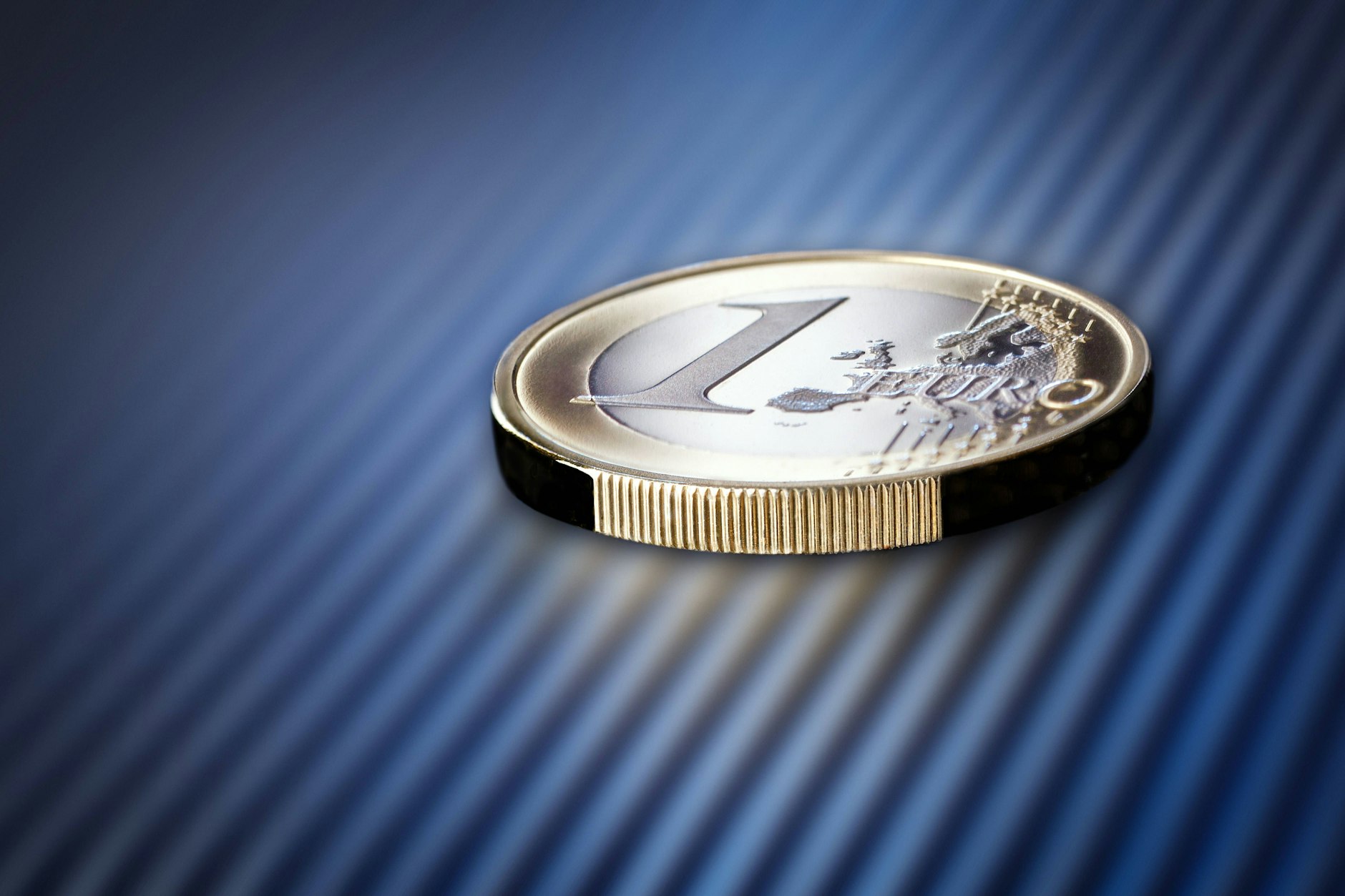 Bis zur Weltreservewährung ist es für den Euro ein langer Weg. Volkswirt Carsten Brzeski fordert Reformen von den Europäern.