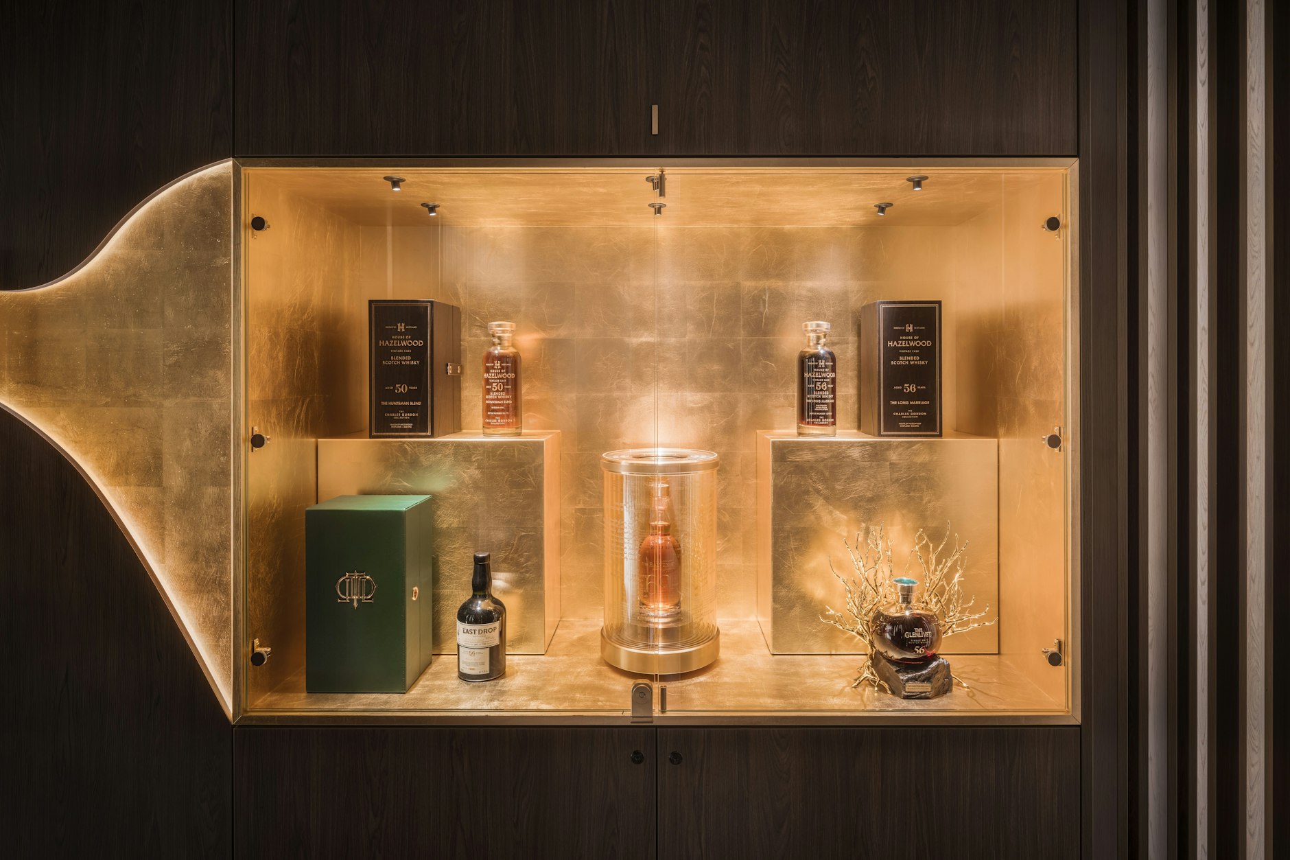 Schon George Bernard Shaw wusste:&nbsp;„Whisky is liquid sunshine.“ In der Mitte:&nbsp;The Balvenie 60, die wohl teuerste Flasche Berlins.