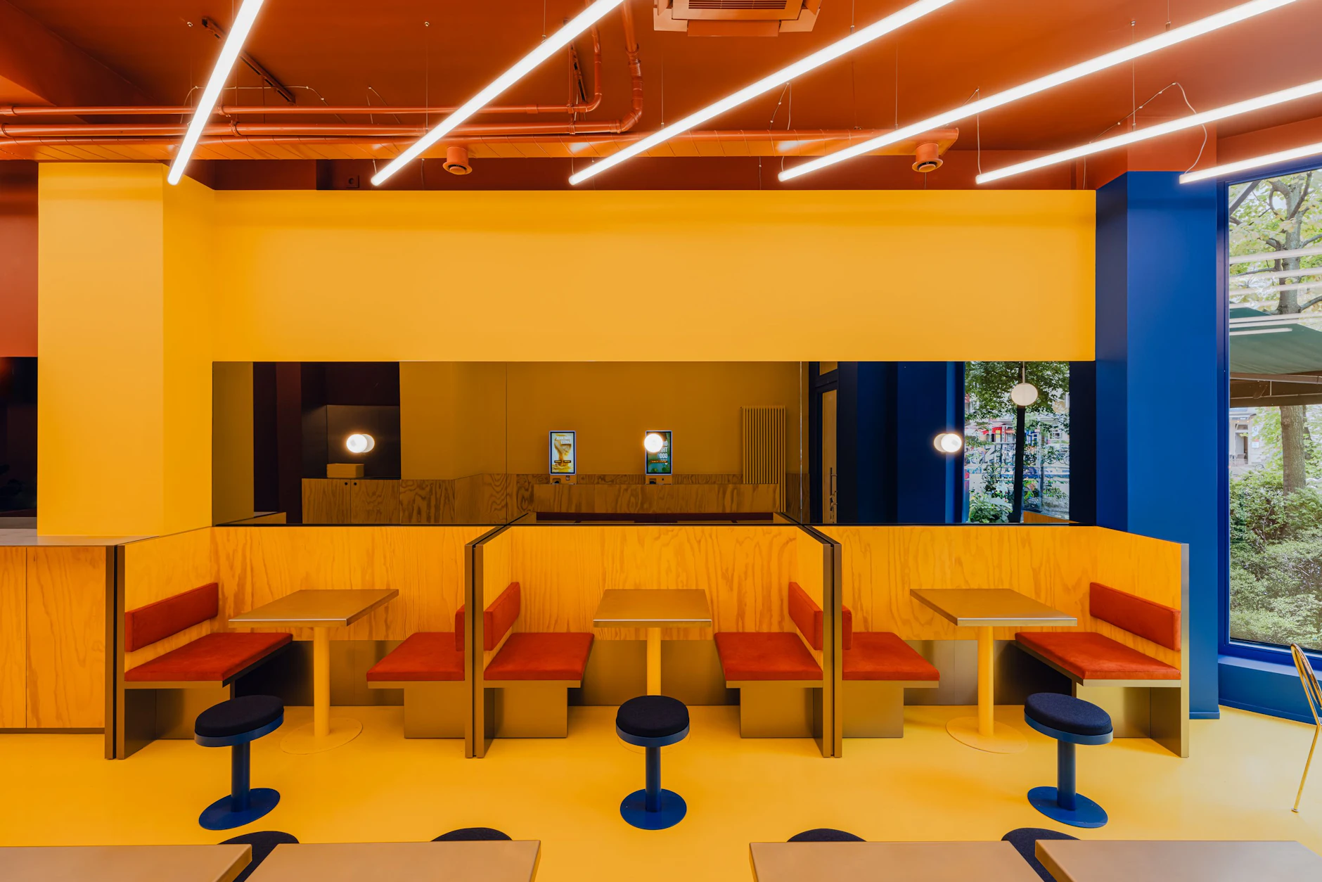 Cheddargelb und Tomatenrot: Das Burgerrestaurant Flip N Fry in Berlin weckt Kindheitserinnerungen und ist gestalterisch am Puls der Zeit.