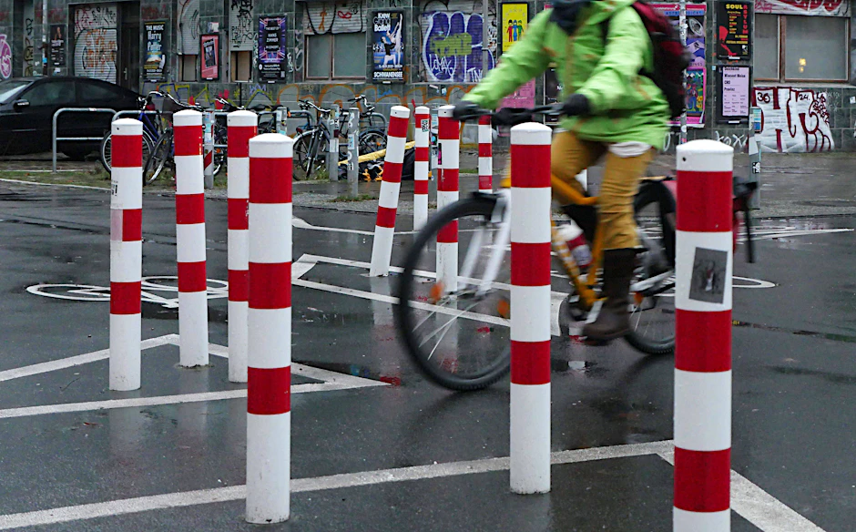 Heftig umstritten: Vielerorts in Berlin versperren Poller Autos den Weg – hier in Neukölln.