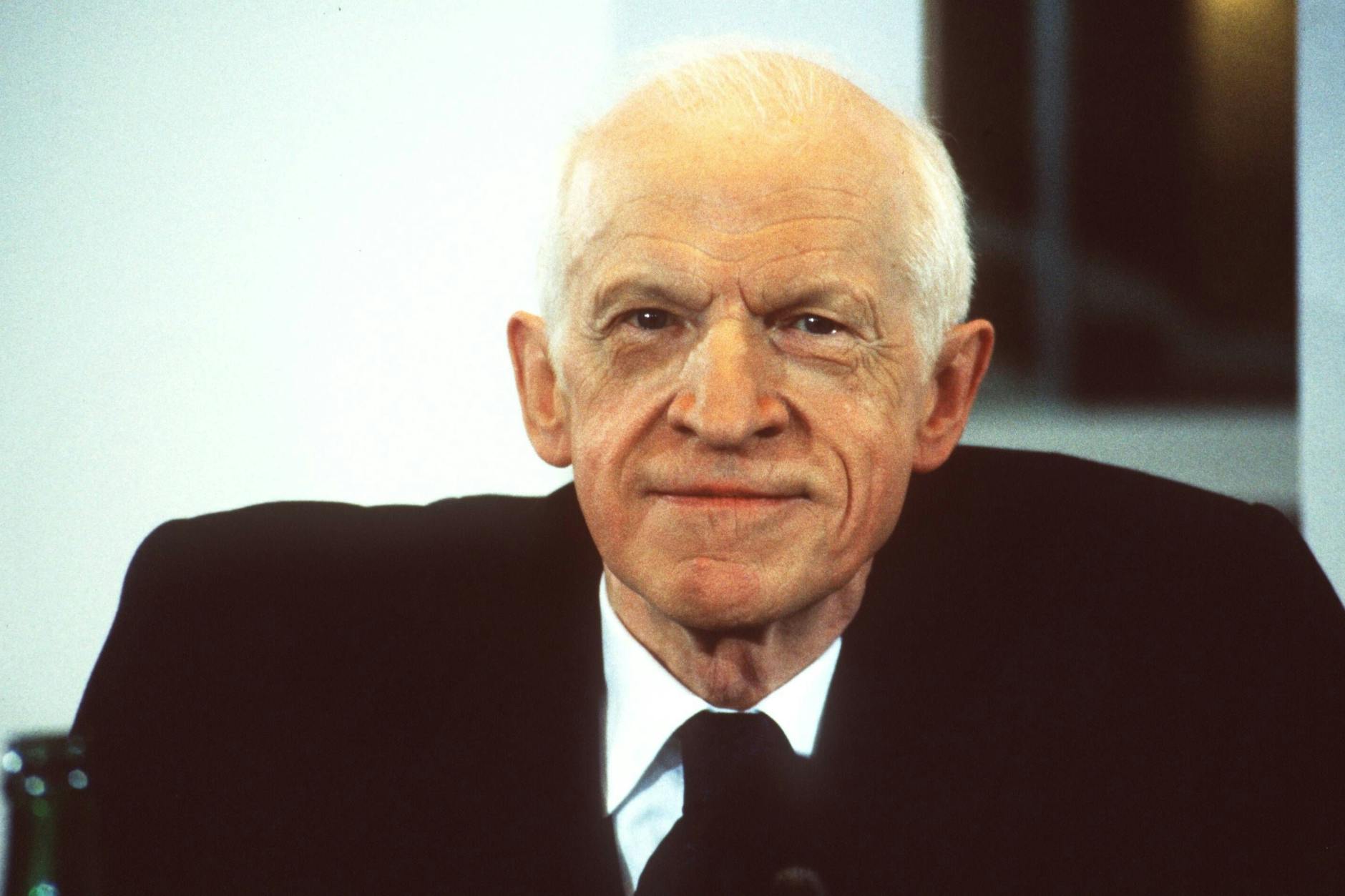 Hans Abich (Filmproduzent) 04/90 ker Mann TV Fernsehen Film Filmproduktion Intendant Intendanz Programmdirektion Programmdirektor Radio Bremen ARD Jura Hörfunk grauhaarig kurzhaarig Halbglatze seriös Anzug Jackett Krawatte Hemd Portrait quer lächelnd