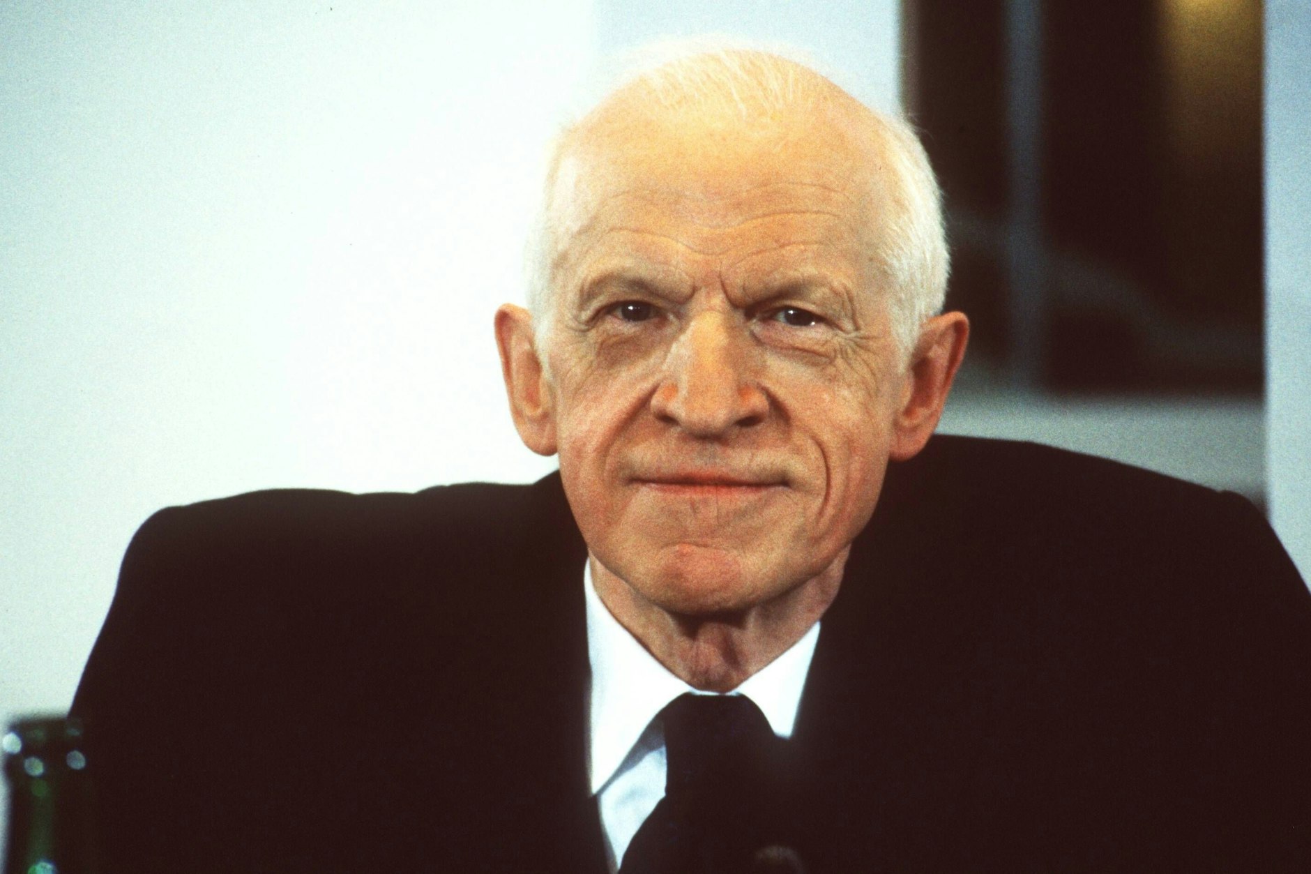 Hans Abich (Filmproduzent) 04/90 ker Mann TV Fernsehen Film Filmproduktion Intendant Intendanz Programmdirektion Programmdirektor Radio Bremen ARD Jura Hörfunk grauhaarig kurzhaarig Halbglatze seriös Anzug Jackett Krawatte Hemd Portrait quer lächelnd  