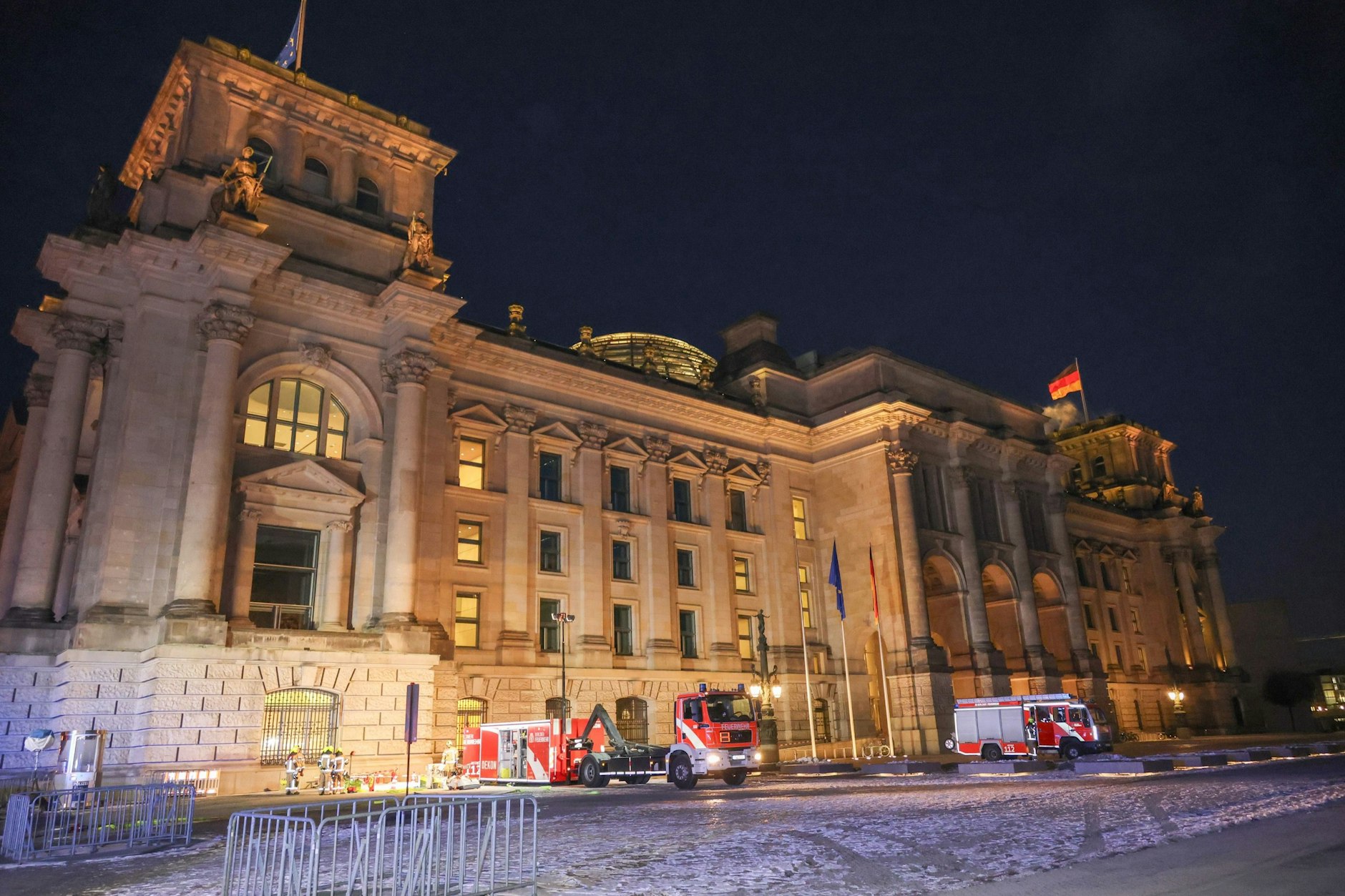 Ein großer Feuerwehreinsatz hält den Reichstag in Atem.