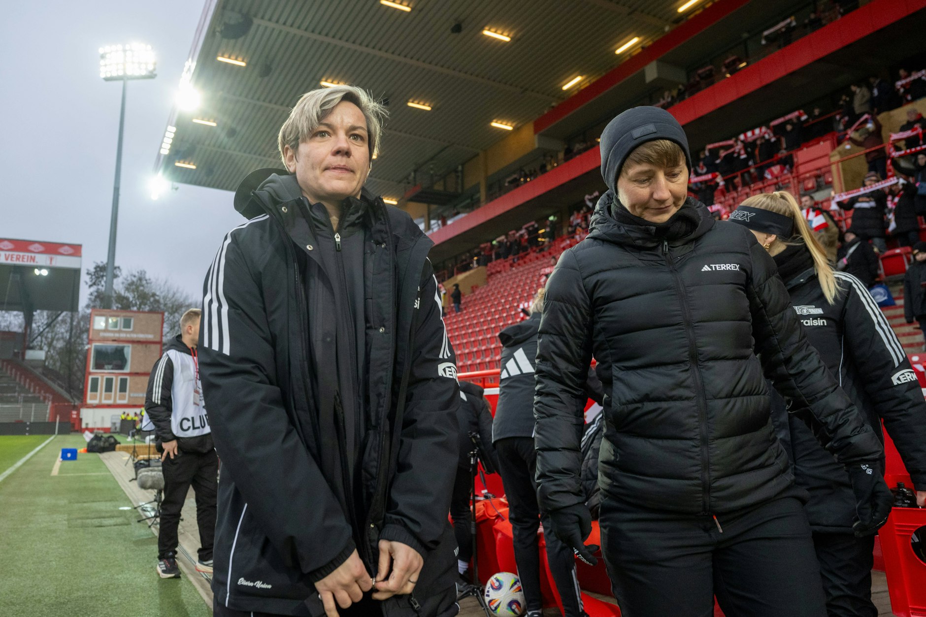 Ein Bild, das in der kommenden Saison der Vergangenheit angehören wird: Jennifer Zietz (l.), sportliche Leiterin bei den Frauen des 1. FC Union Berlin, und die scheidende Trainerin Ailien Poese.