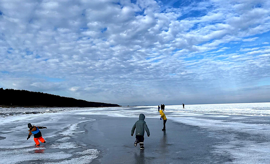 Seltenes Schauspiel am Strand zwischen Karlshagen und Peenemünde: Wenn die Ostsee zugefroren ist, wird sie zu einer schier endlosen Schlitterbahn.