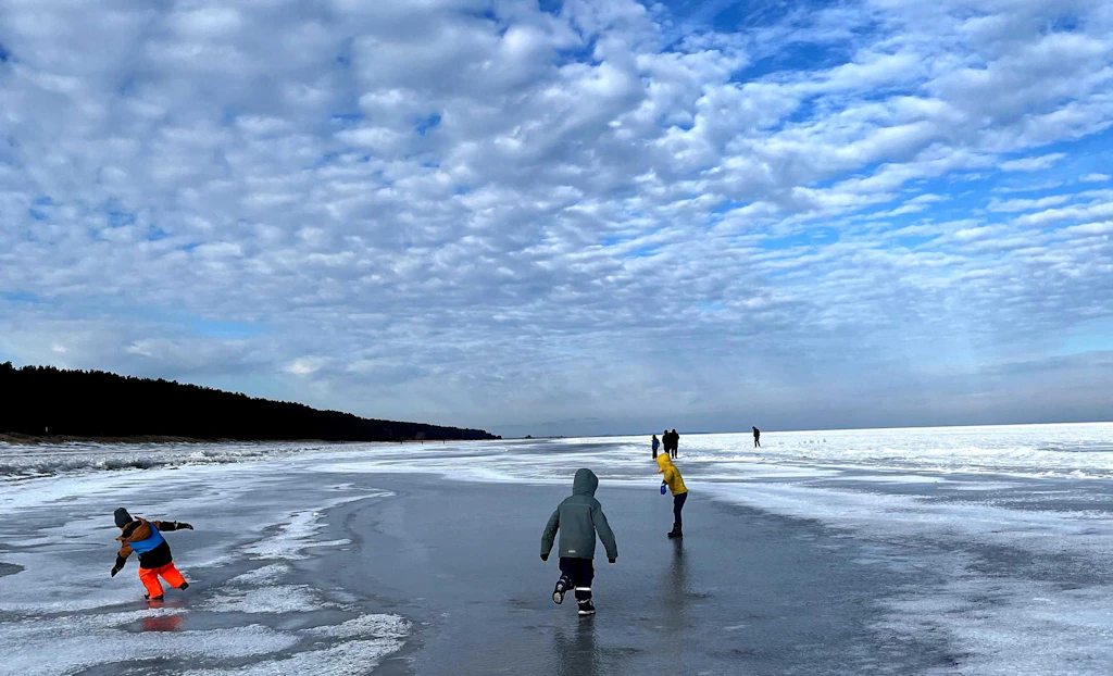 Seltenes Schauspiel am Strand zwischen Karlshagen und Peenemünde: Wenn die Ostsee zugefroren ist, wird sie zu einer schier endlosen Schlitterbahn.