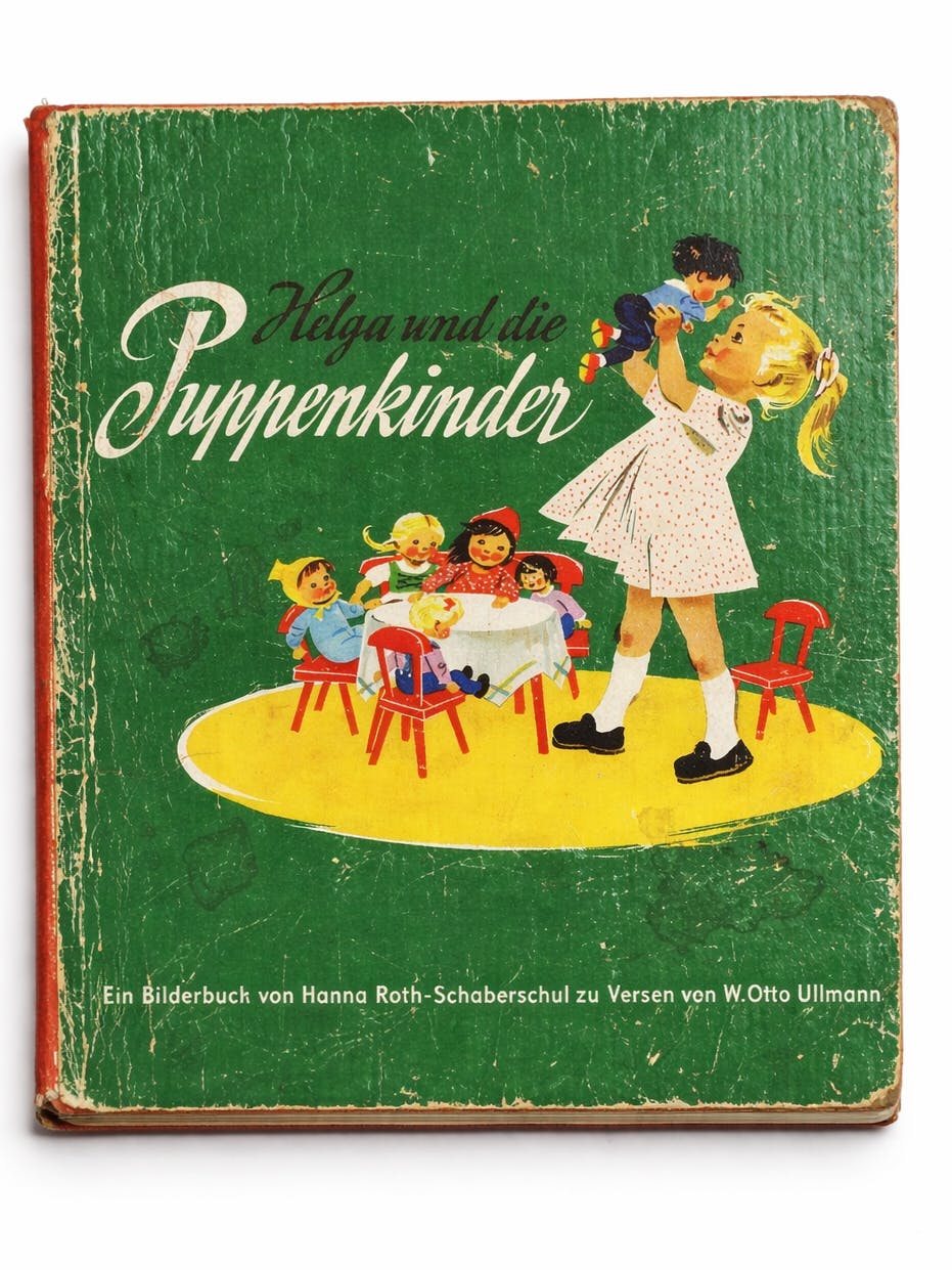 Das Buch „Helga und die Puppenkinder“ aus der DDR gibt's heute für viel Geld auf Ebay.