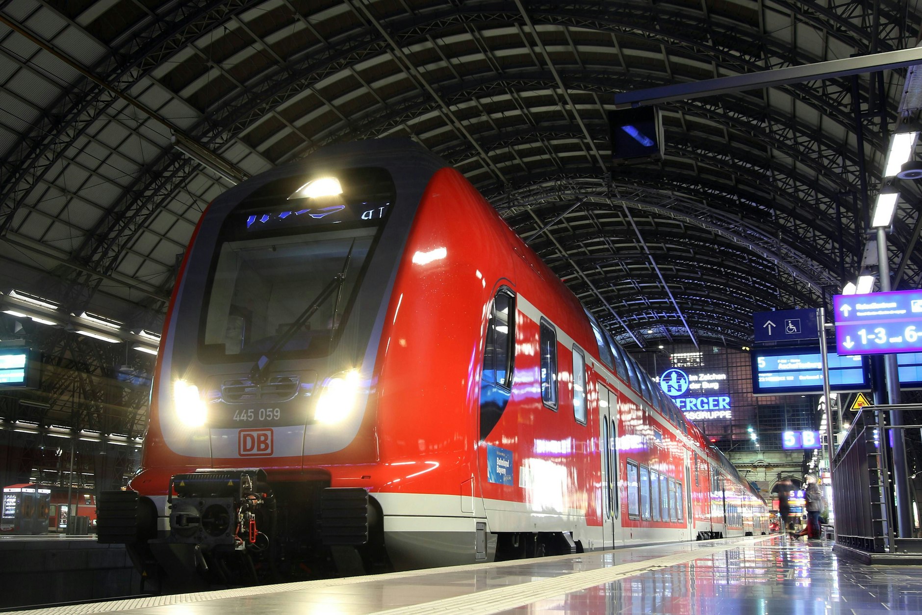 Die Taten ereigneten sich am Bahnhof Aschaffenburg. Ein Mann leckte hier die Schuhsohlen von Reisenden ab.