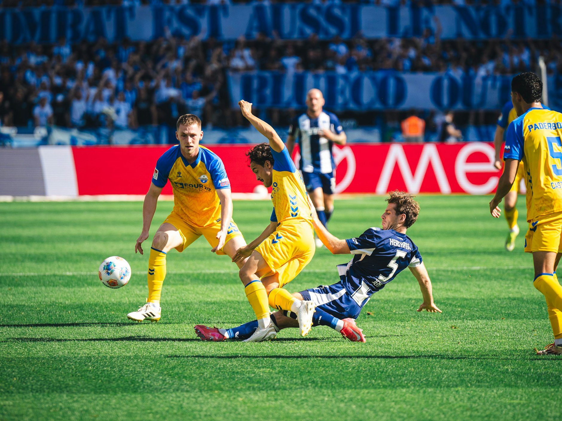 Leon Jensen setzt zur Grätsche an. Bei Herthas Hinspiel gegen Paderborn Ende September war er noch in der Startelf.