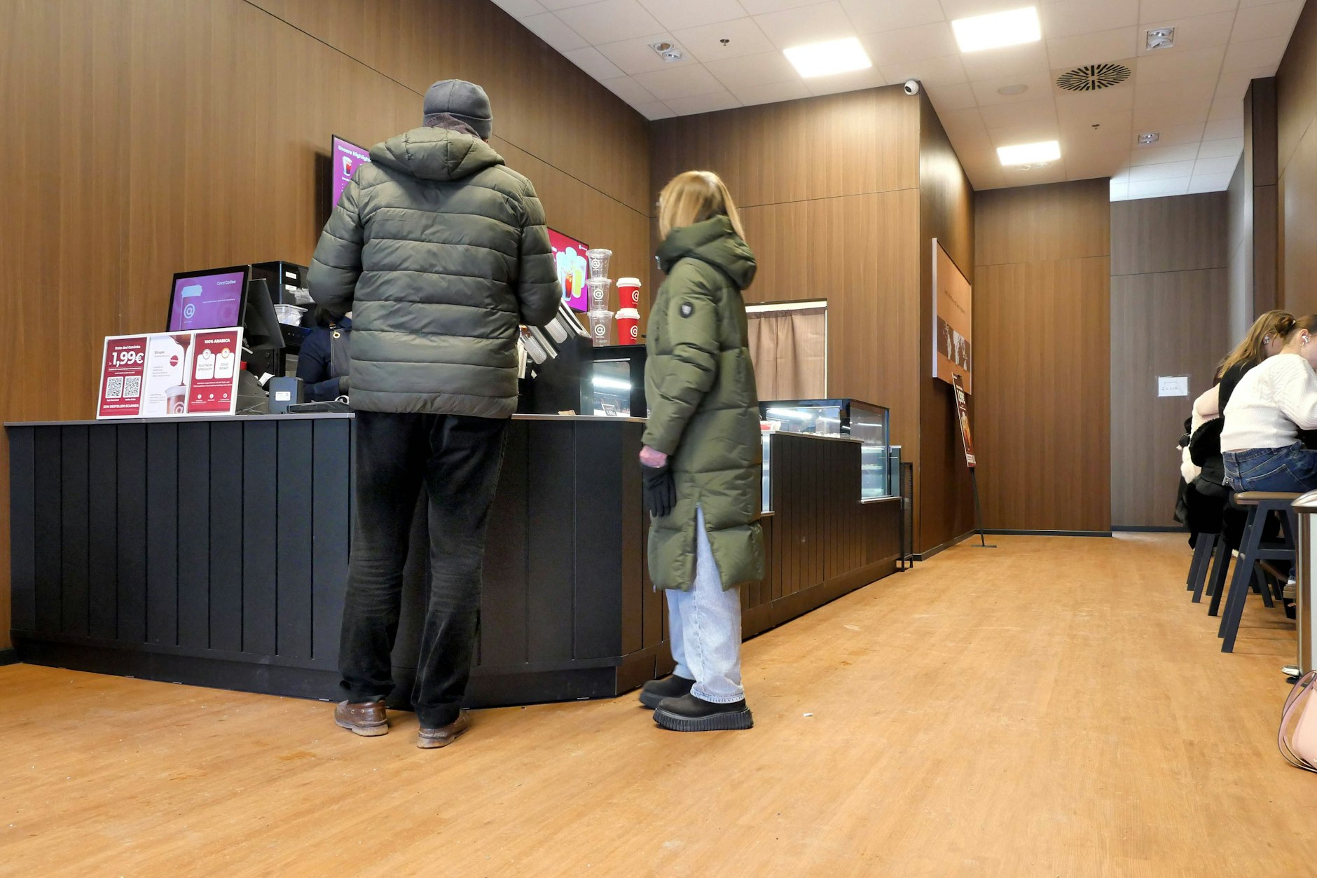 Das Innere der Cotti-Coffee-Filiale in Berlin-Mitte