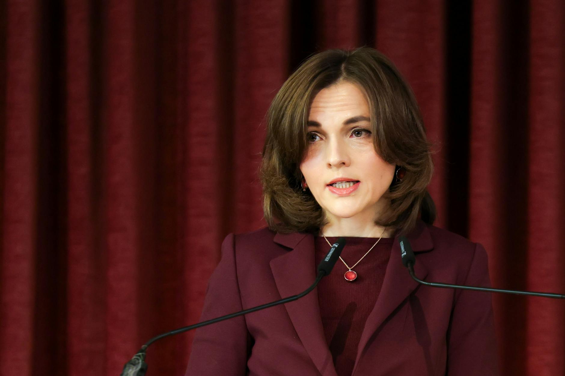 Elisabeth Kaiser (SPD) stellte den Deutschland-Monitor vor: Die Hälfte der Ostdeutschen hadert mit dem Funktionieren der Demokratie.