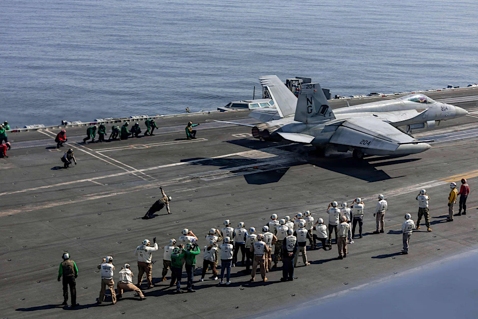 Operationen auf dem Flugdeck des Flugzeugträgers USS Abraham Lincoln im Arabischen Meer Anfang Februar