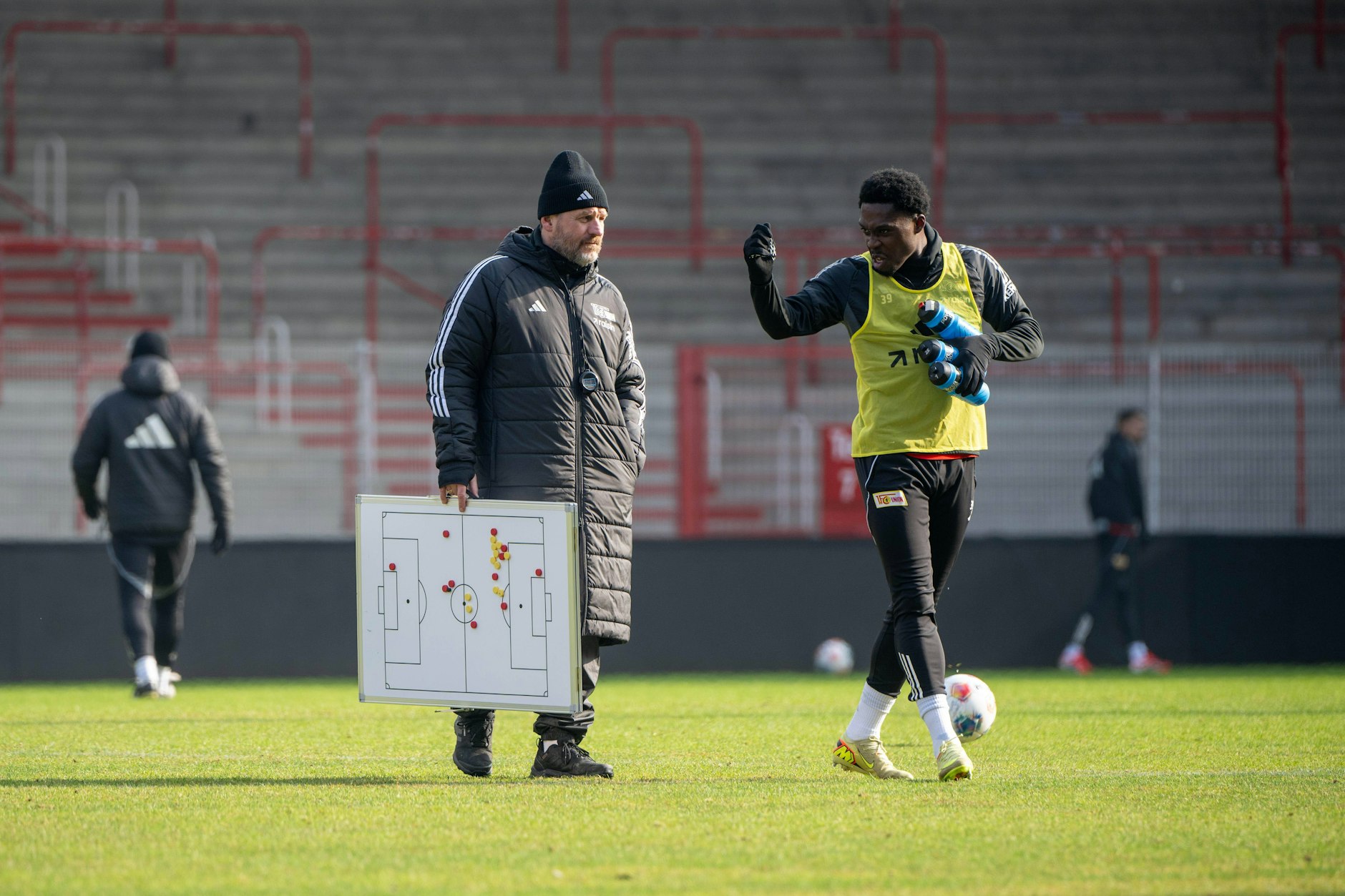 Auf die richtige Taktik kommt es an: Union-Trainer Steffen Baumgart (l., mit Derrick Köhn) muss sich im Heimspiel gegen Leverkusen etwas einfallen lassen.