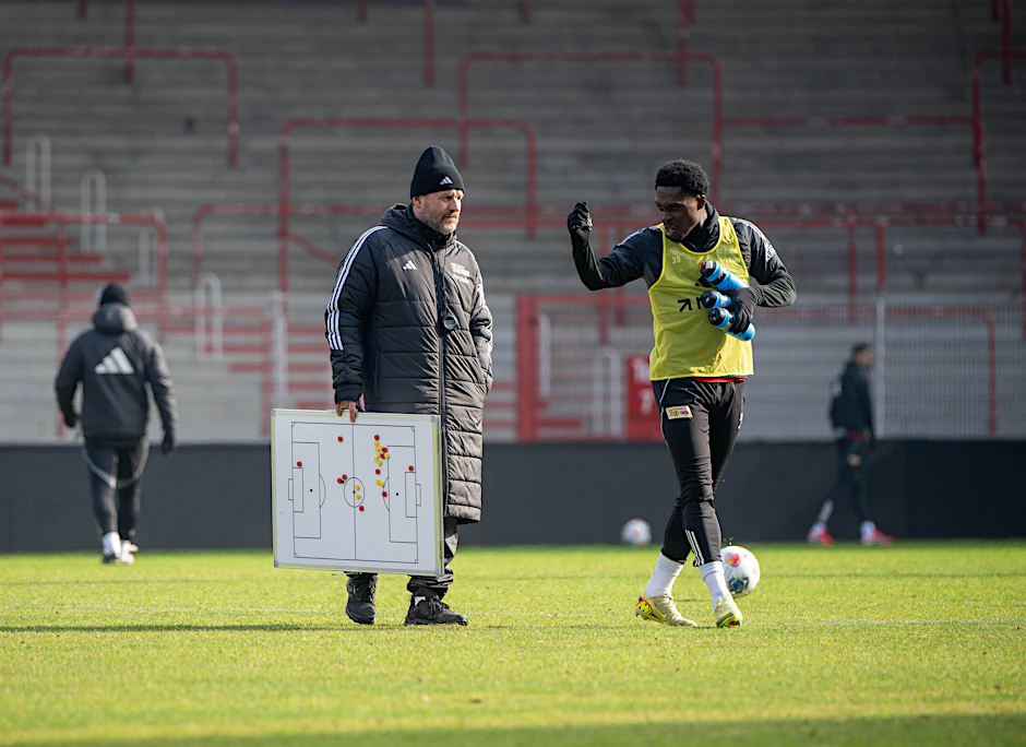 Auf die richtige Taktik kommt es an: Union-Trainer Steffen Baumgart (l., mit Derrick Köhn) muss sich im Heimspiel gegen Leverkusen etwas einfallen lassen.