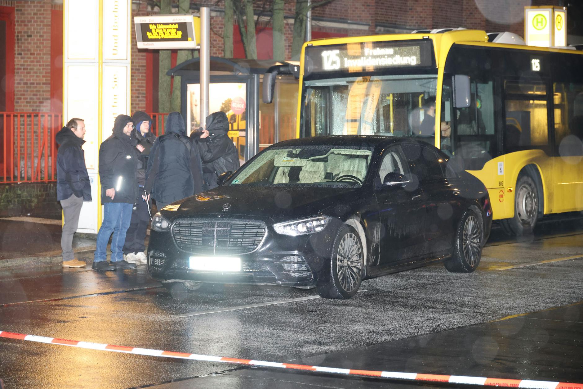 Ein Mann wurde in der Buddestraße schwer verletzt. Er soll mehrere Schüsse in den Oberkörper abbekommen haben, während er in einer Mercedes S-Klasse unterwegs war.