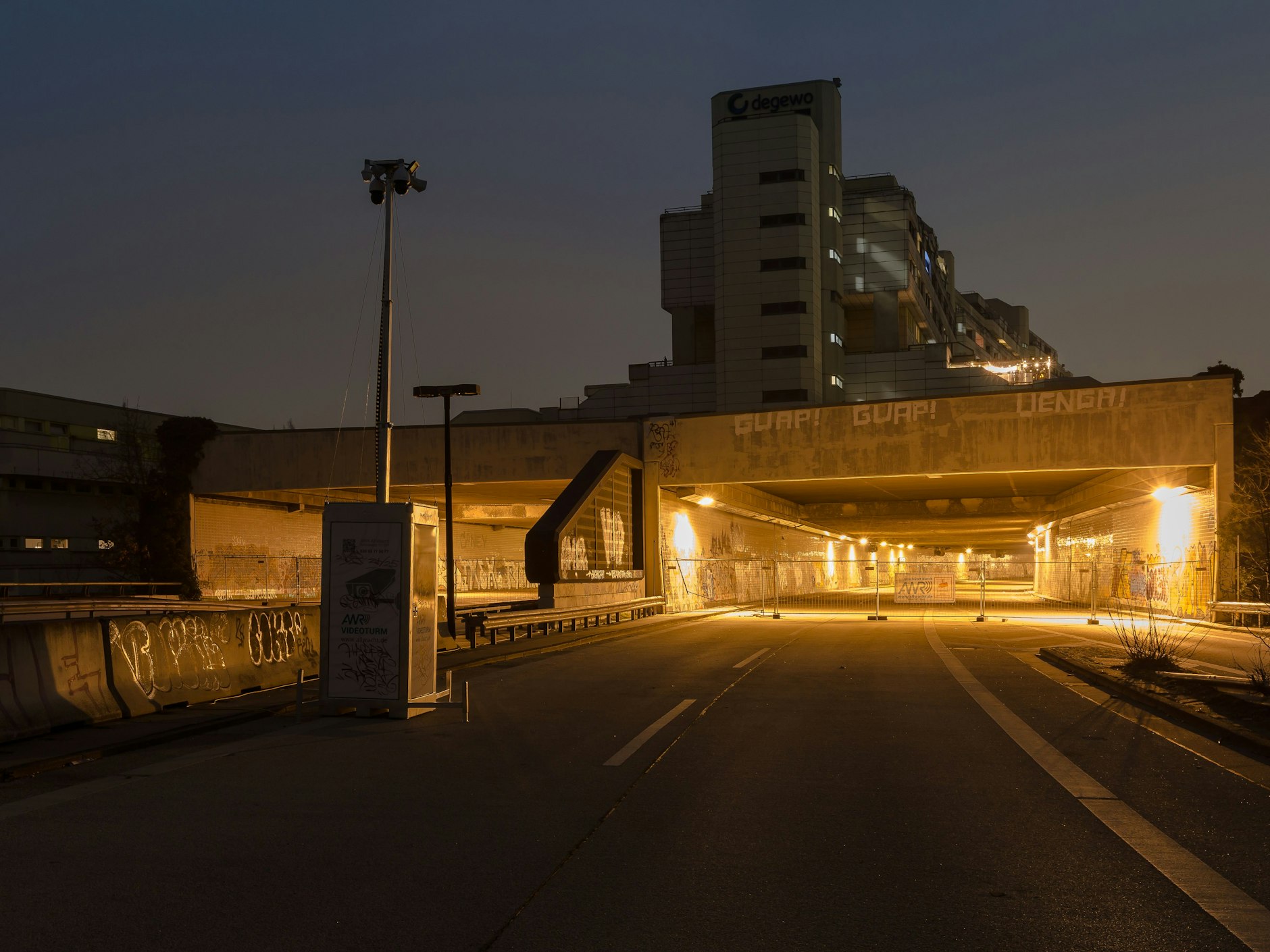Dieser Tunnel liegt über der Erde: Im April 2023 sperrte der Senat den Schlangenbader Tunnel in Wilmersdorf, einst Teil der A100, aus Sicherheitsgründen. Wann die Röhren wieder öffnen, ist ungewiss.