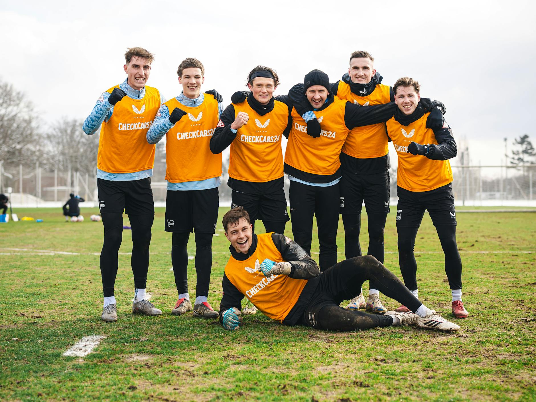 Leon Jensen (r.) posiert mit dem Siegerteam des Mini-Turniers beim Hertha-Training.