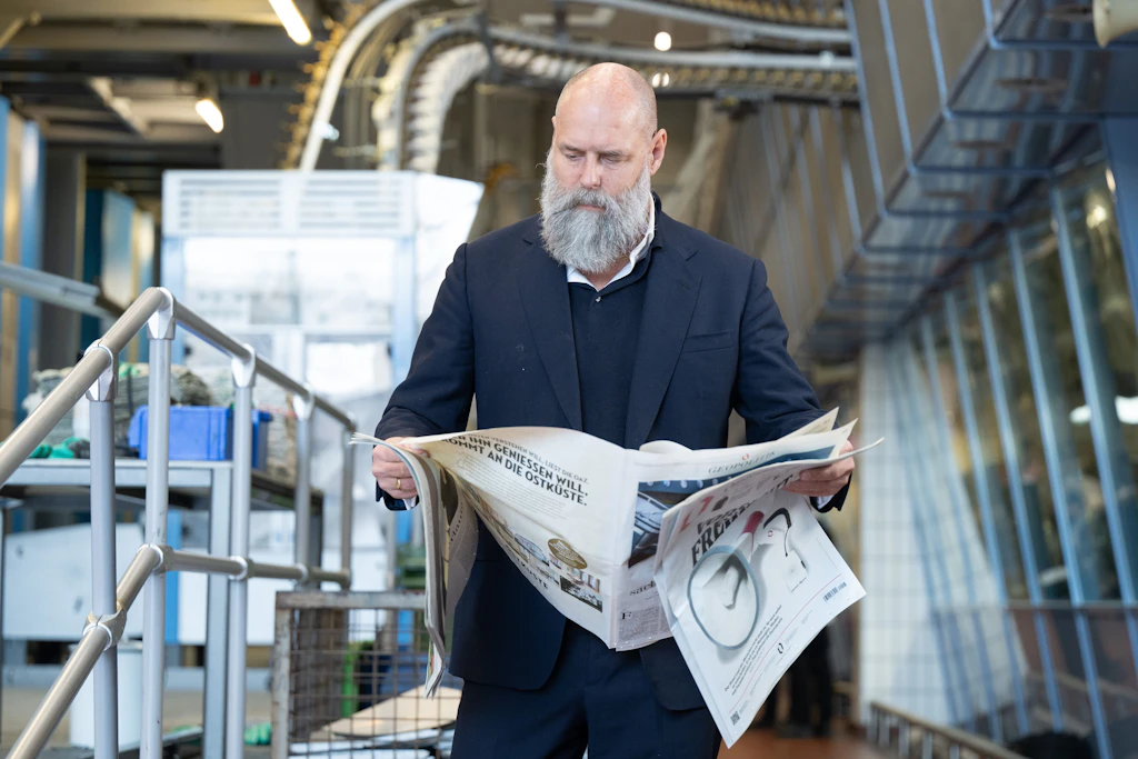 Holger Friedrich, Verleger der Berliner Zeitung, mit der ersten Ausgabe der Ostdeutschen Allgemeine Zeitung.