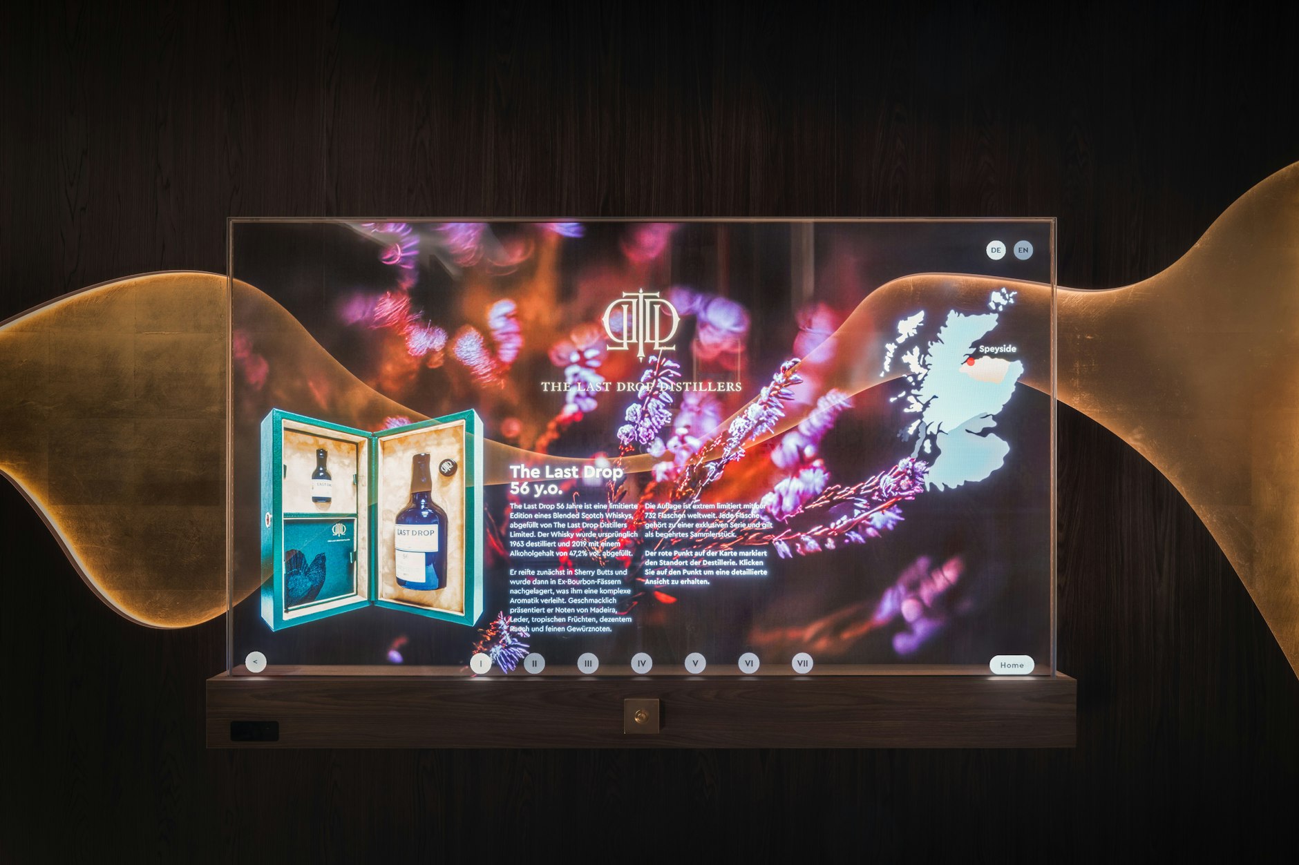 Über den futuristischen Bildschirm lassen sich Whiskys und Informationen anzeigen.