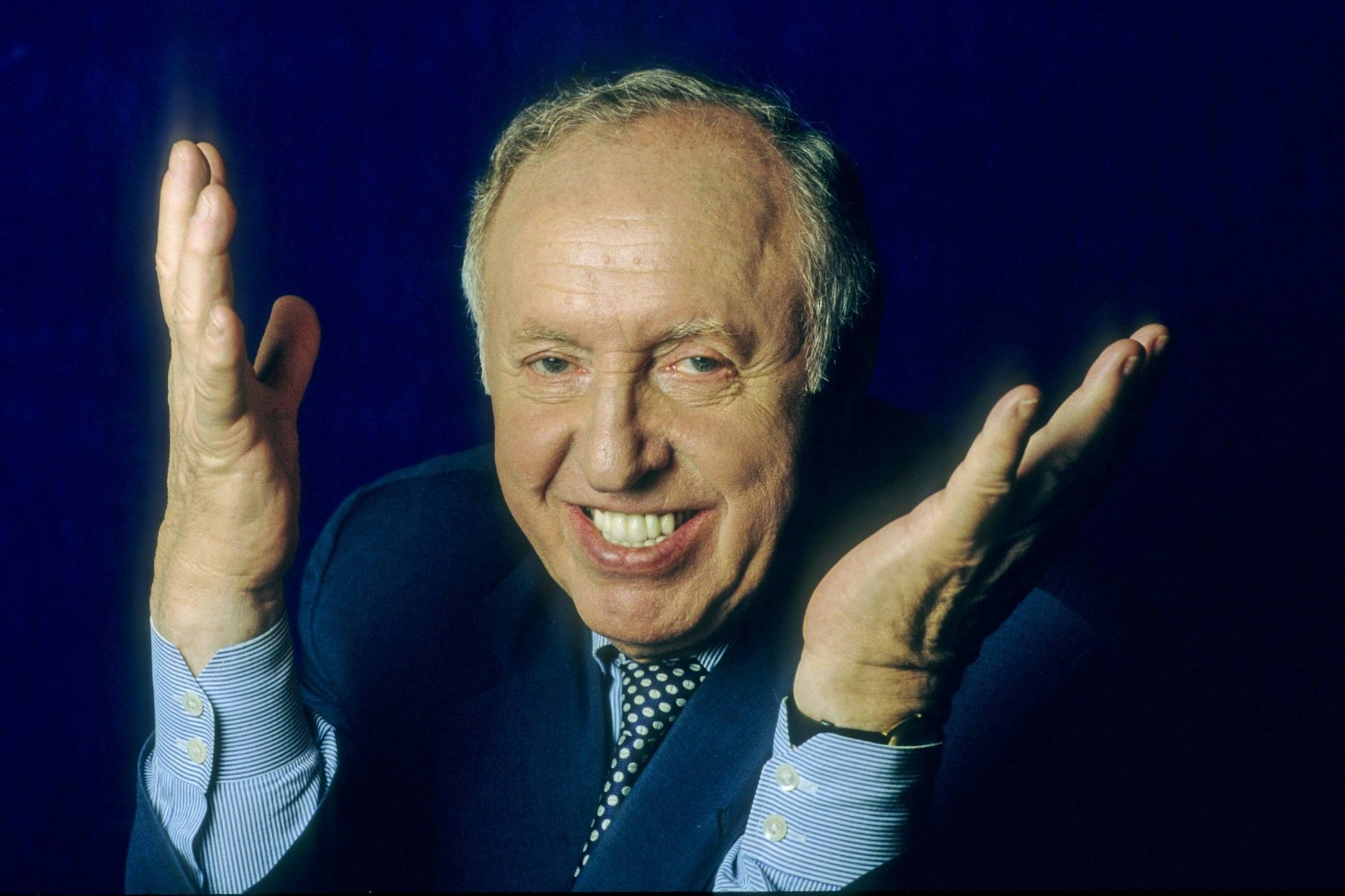 Ignatz Bubis 05/94 am Mann Politik FDP Zentralrat der Juden Halbglatze grauhaarig seriös quer Portrait lächelnd gestikulierend