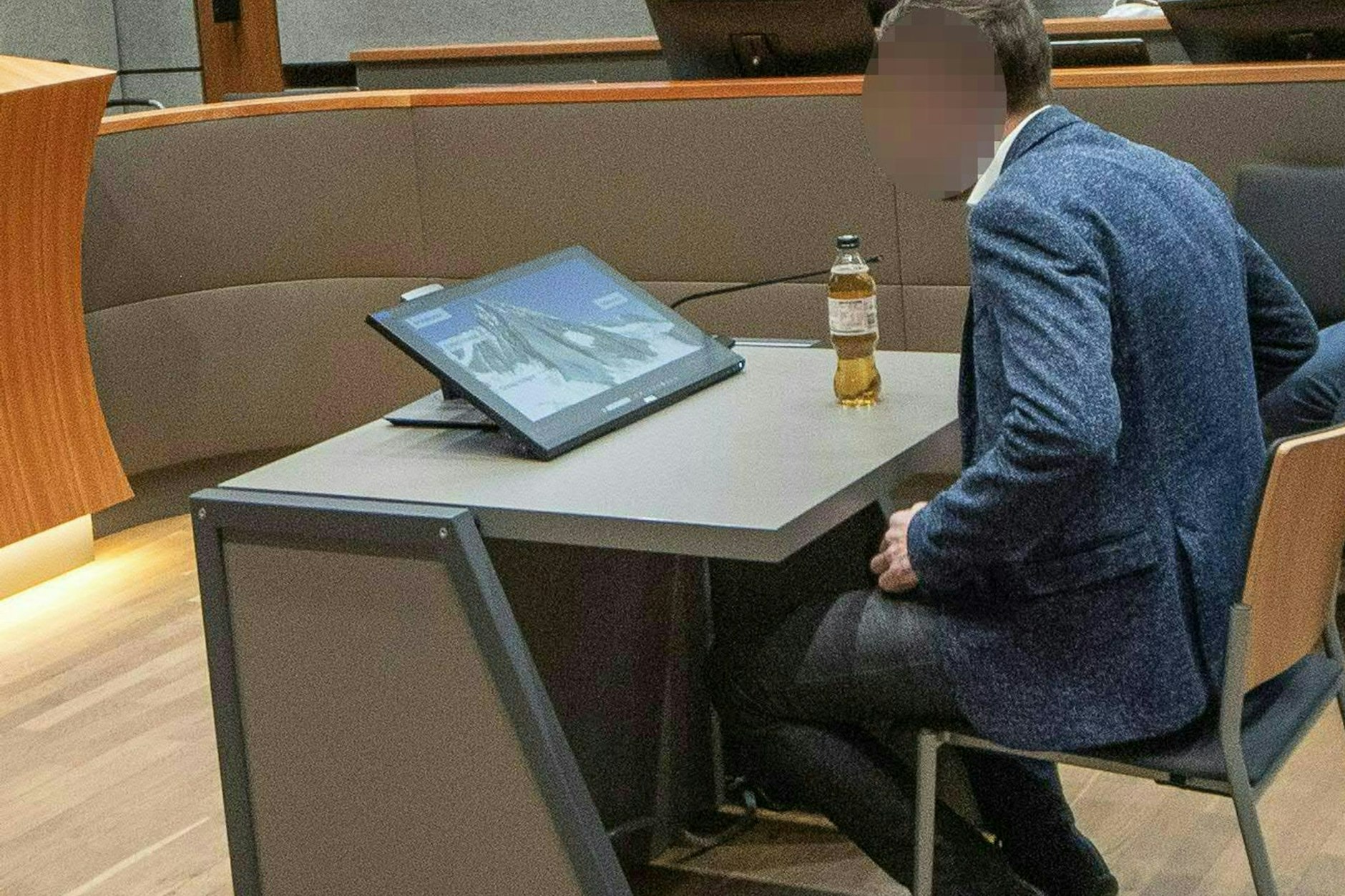 Der Angeklagte sitzt im Saal im Prozess wegen des Vorwurfs grob fahrlässiger Tötung.