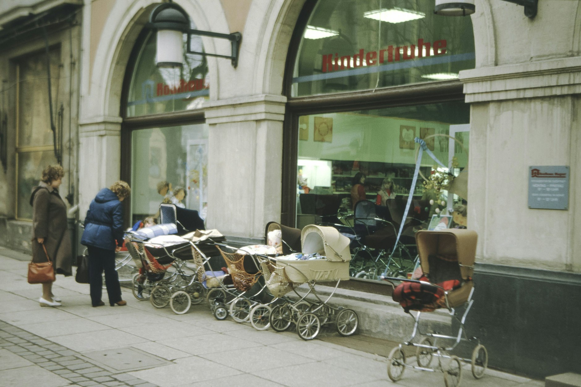 Kinderwagen vor einem Geschäft in der Schillersstraße in Weimar.