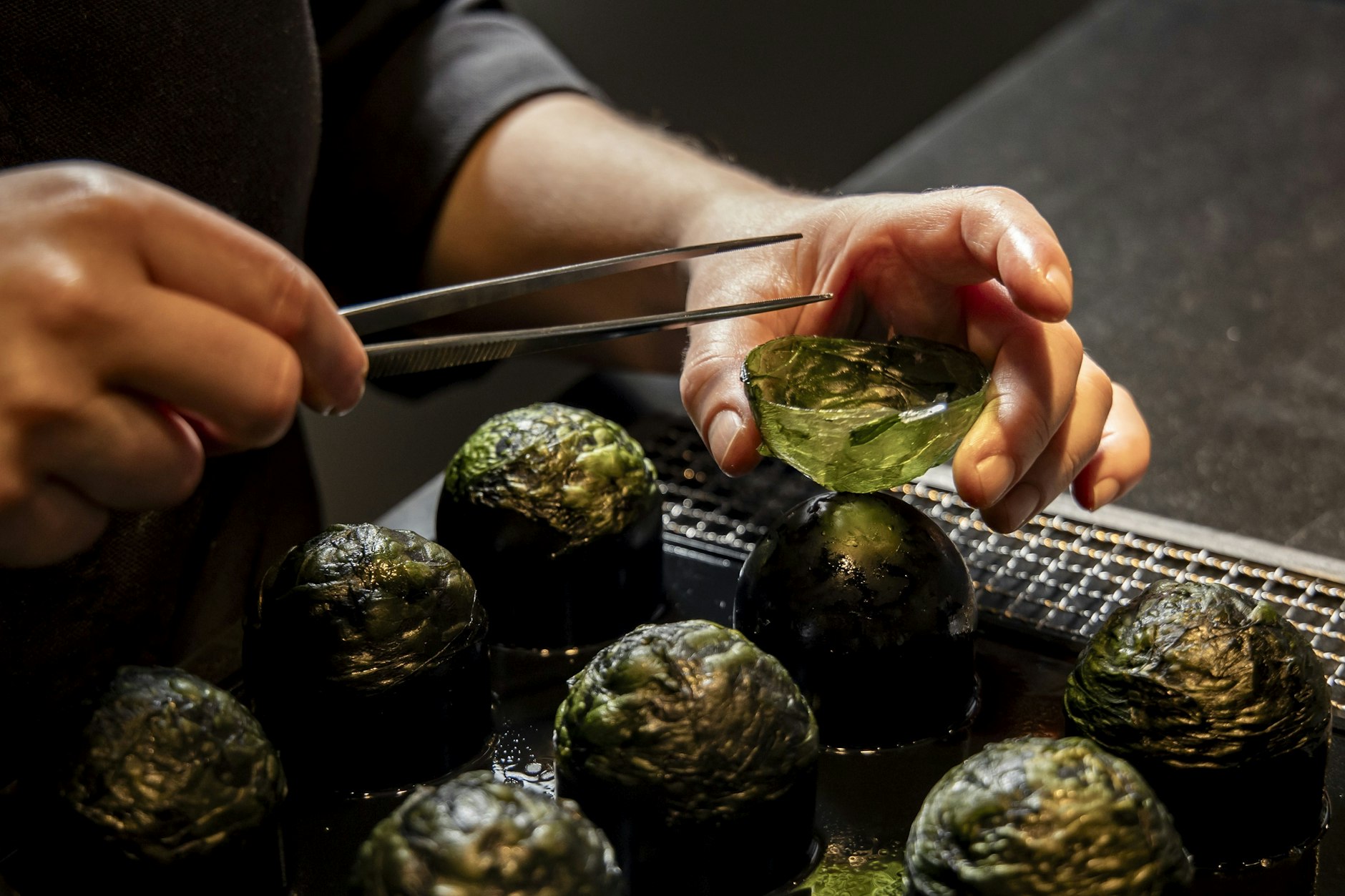 Head Chef Julia Leitner bereitet kandierten Kopfsalat im Coda-Restaurant in Berlin am 3. Januar 2024 zu.