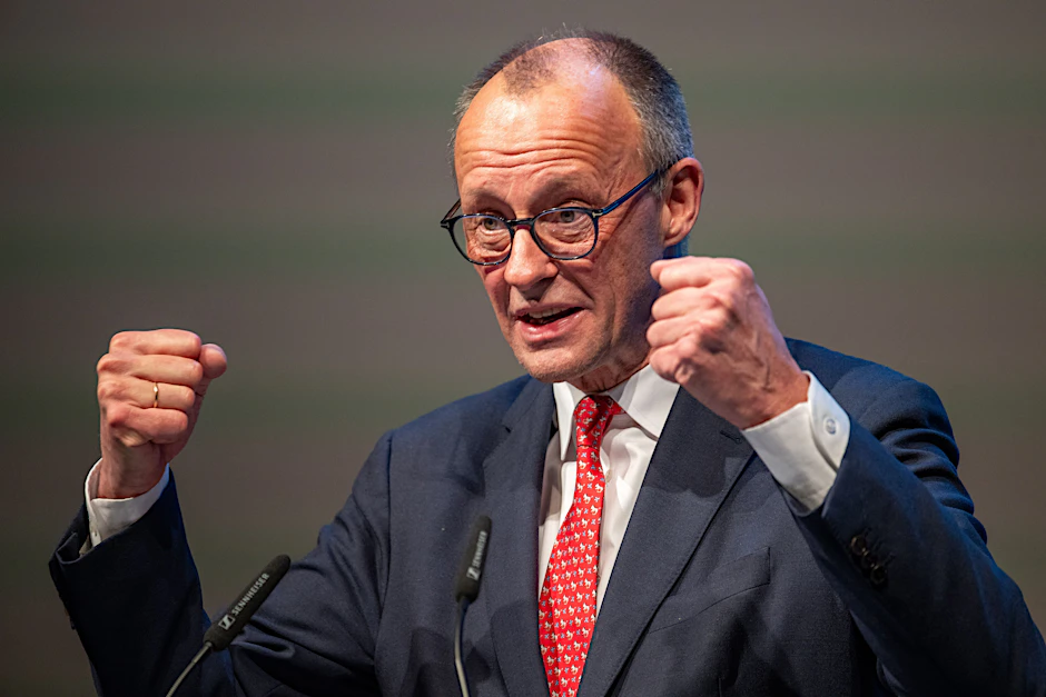 Der Bundeskanzler Friedrich Merz (CDU) fordert Klarnamen im Internet und den Kampf gegen die AfD.