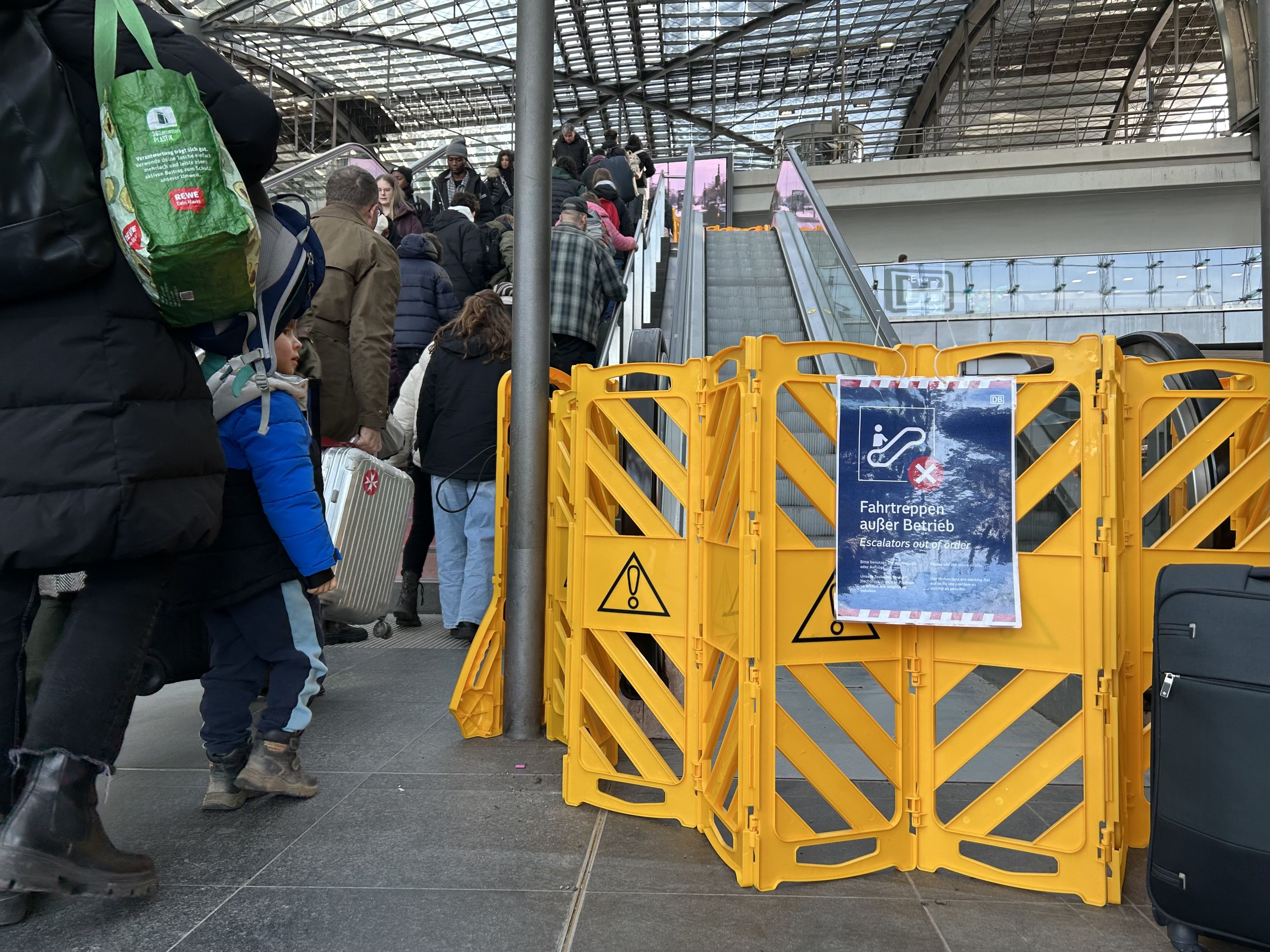 Odyssee für Tausende Reisende am Hauptbahnhof: Rolltreppen kaputt - „für Ältere fatal“