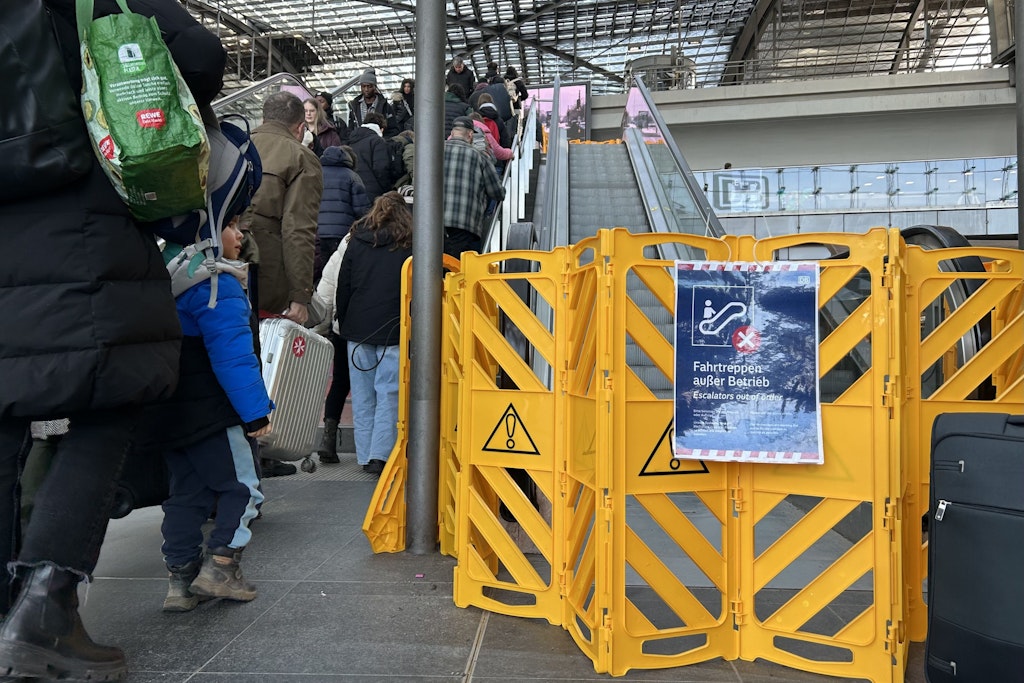 Odyssee für Tausende Reisende am Hauptbahnhof: Rolltreppen kaputt - „für Ältere fatal“