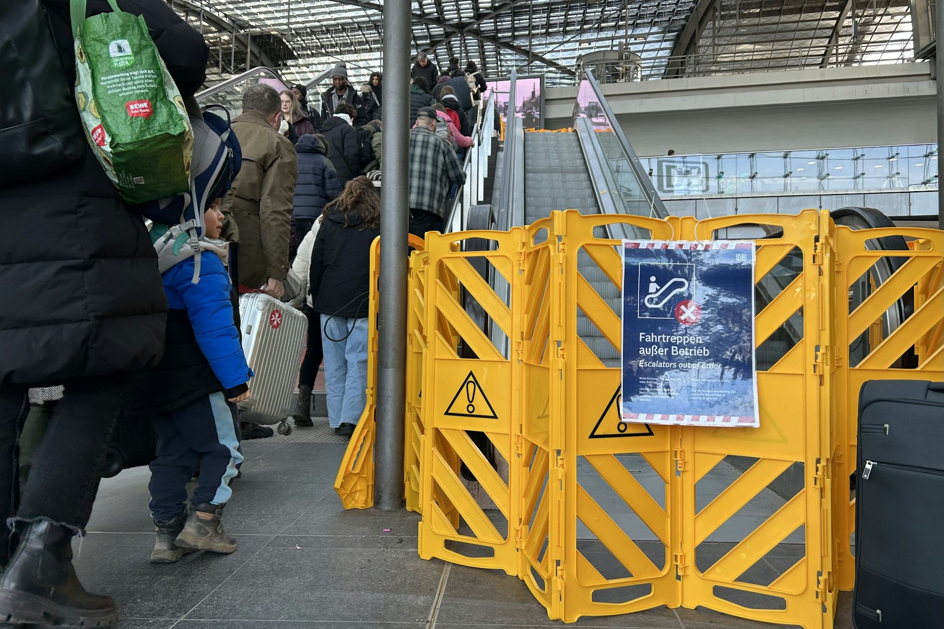 Am Sonntag fuhren sie rückwärts, seit Mittwoch gar nicht mehr: die Rolltreppen am Berliner Hauptbahnhof und Südkreuz