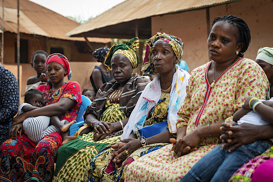 Frauen in Guinea-Bissau mit Neugeborenen.