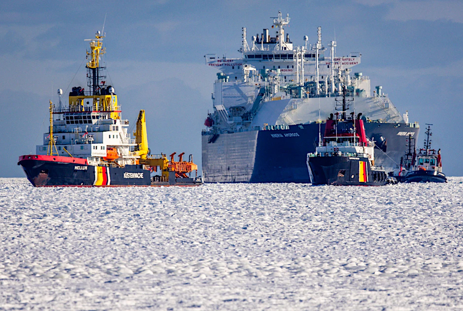 Das Spezialschiff Mellum (l) des Wasserstraßen- und Schifffahrtsamt (WSA) und kleiner Hafenschlepper brechen die Hafenzufahrt vor der Insel Rügen auf.