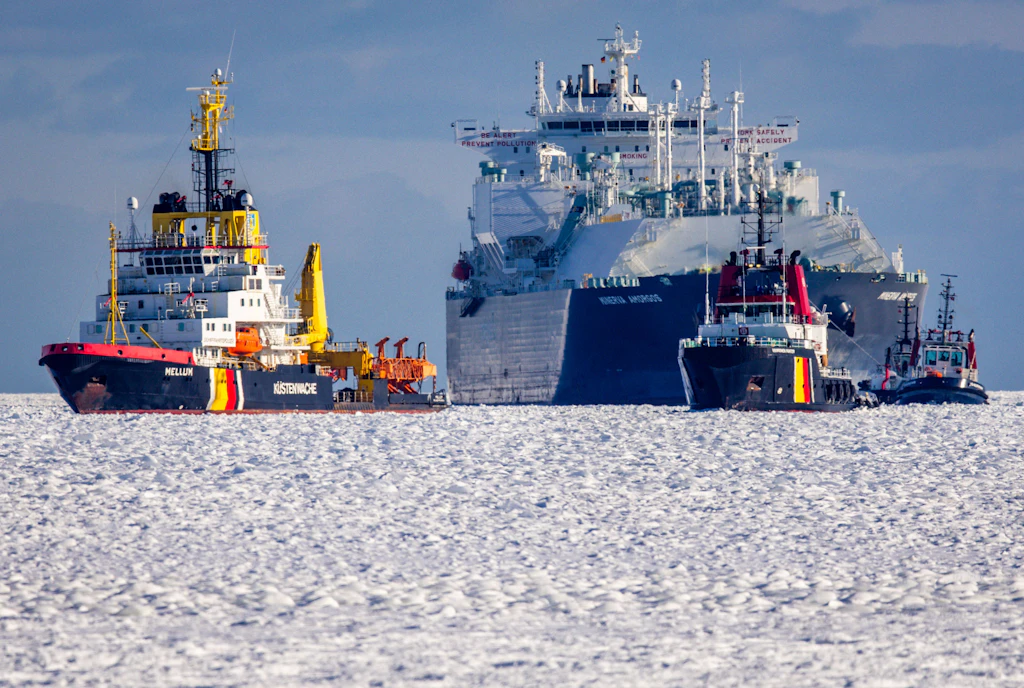 Eisbrecher „Mellum“ bringt LNG-Tanker sicher nach Mukran